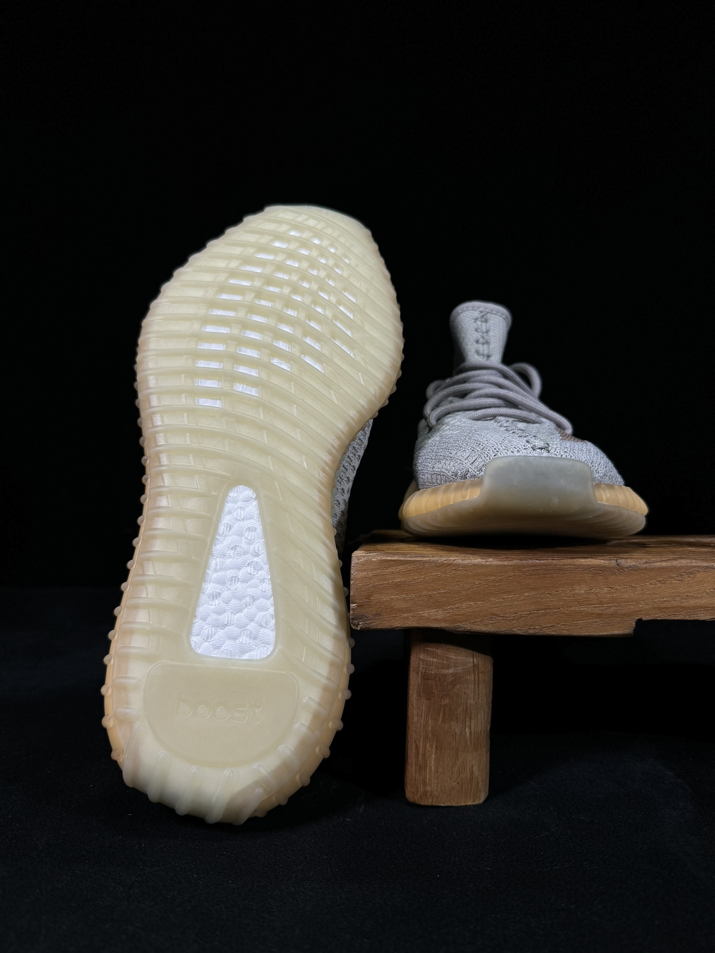 Yeezy 350V2 欧洲限定！（限定天使）市面椰子销量NO.1 真遥遥领先！百万级销量，最强性价比版