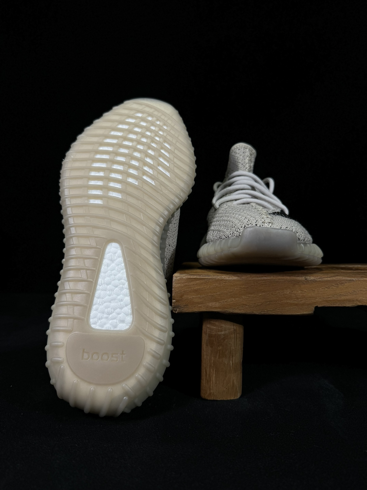 Yeezy 350V2 深米色！（限定天使）市面椰子销量NO.1 真遥遥领先！百万级销量，最强性价比版本