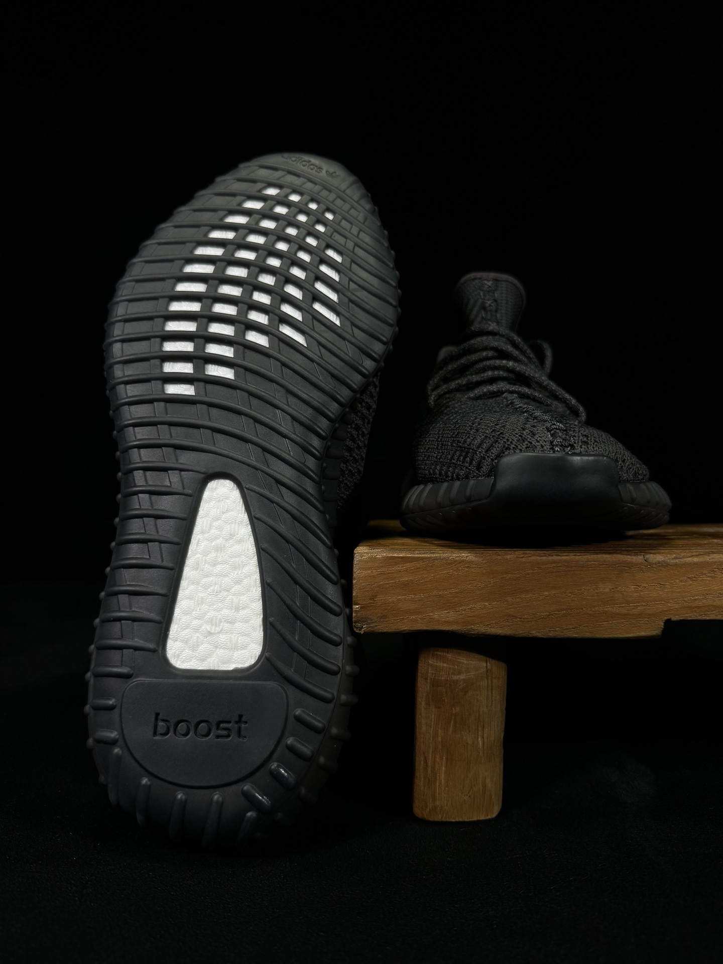 Yeezy 350V2 黑天使！（限定天使）市面椰子销量NO.1 真遥遥领先！百万级销量，最强性价比版本