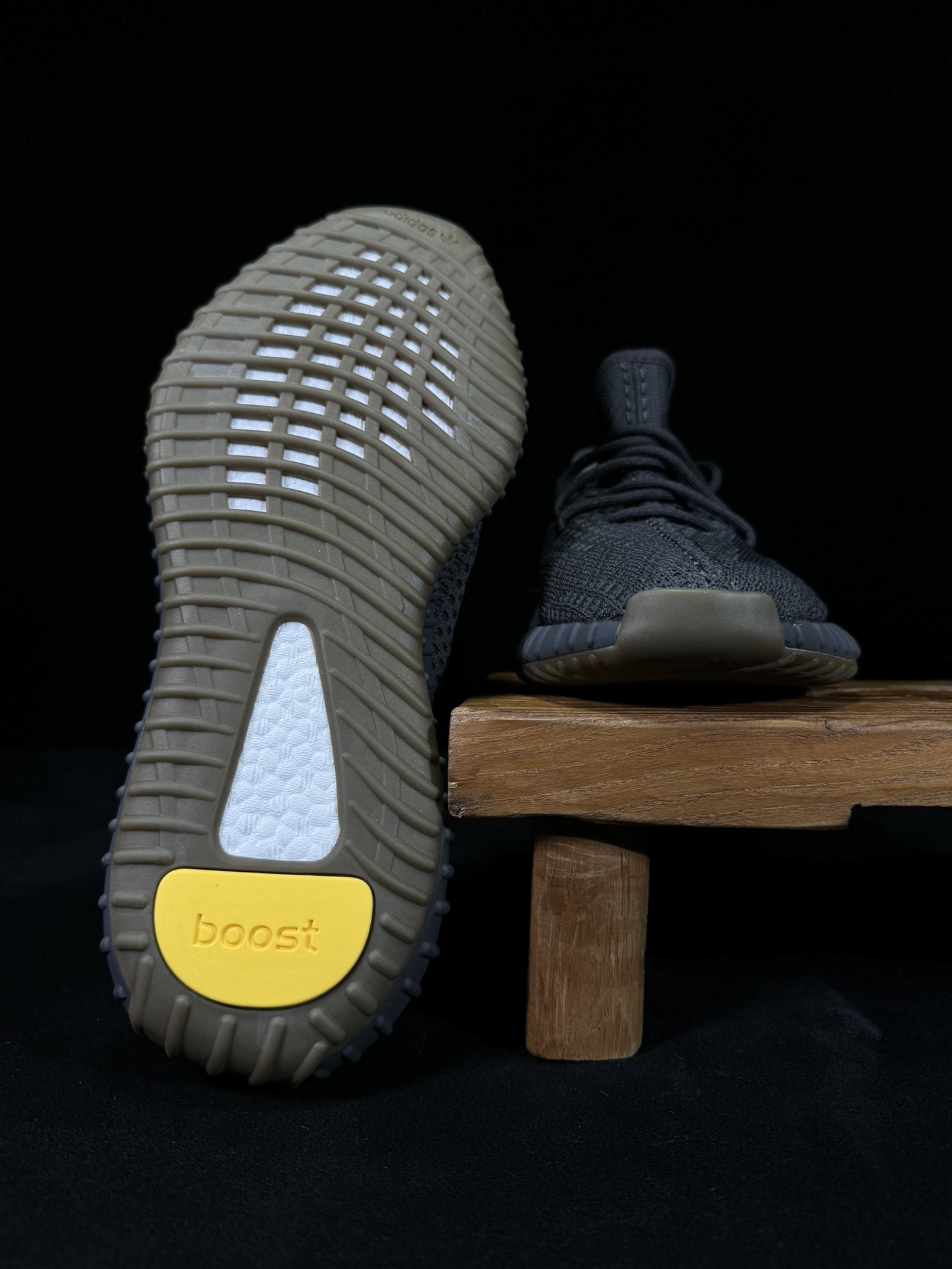 Yeezy 350V2 黑生胶！（限定天使）市面椰子销量NO.1 真遥遥领先！百万级销量，最强性价比版本