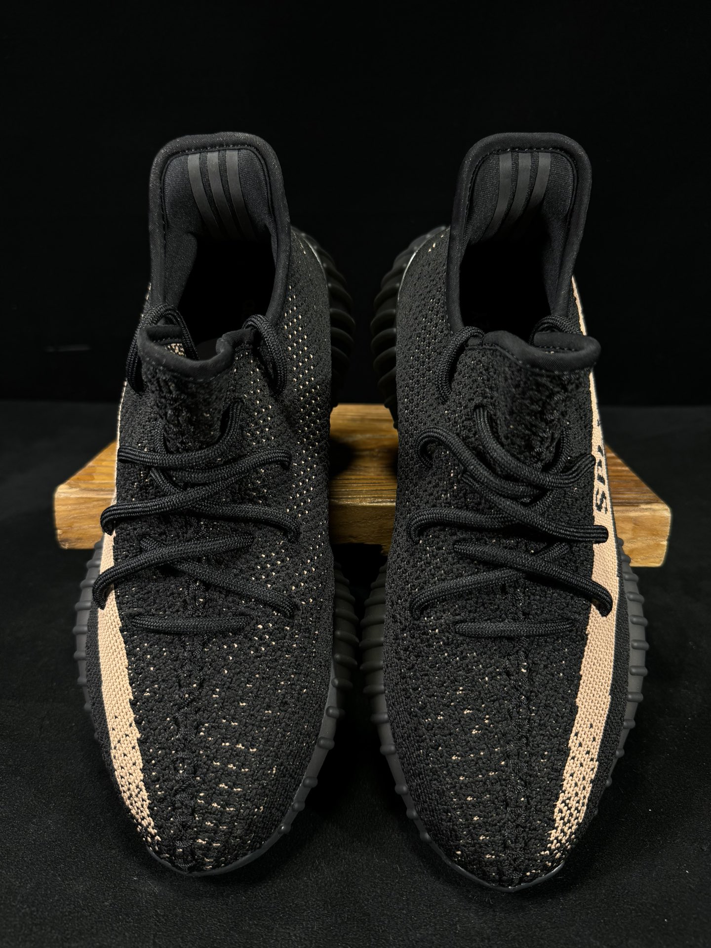 Yeezy350V2黑铜！限定天使市面椰子销量NO.1真遥遥领先！百万级销量最强性价比版本没有之一！7年