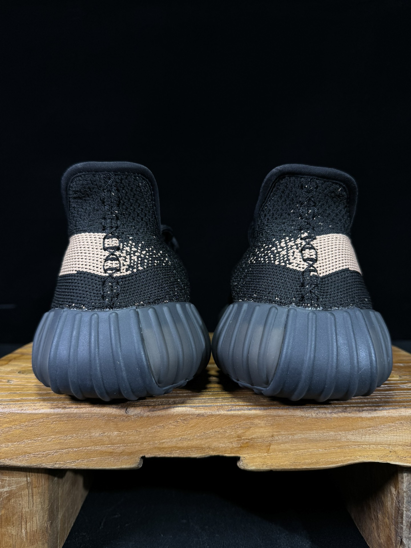 Yeezy350V2黑铜！限定天使市面椰子销量NO.1真遥遥领先！百万级销量最强性价比版本没有之一！7年