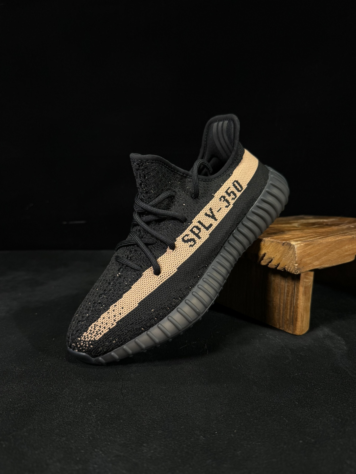 Yeezy350V2黑铜！限定天使市面椰子销量NO.1真遥遥领先！百万级销量最强性价比版本没有之一！7年