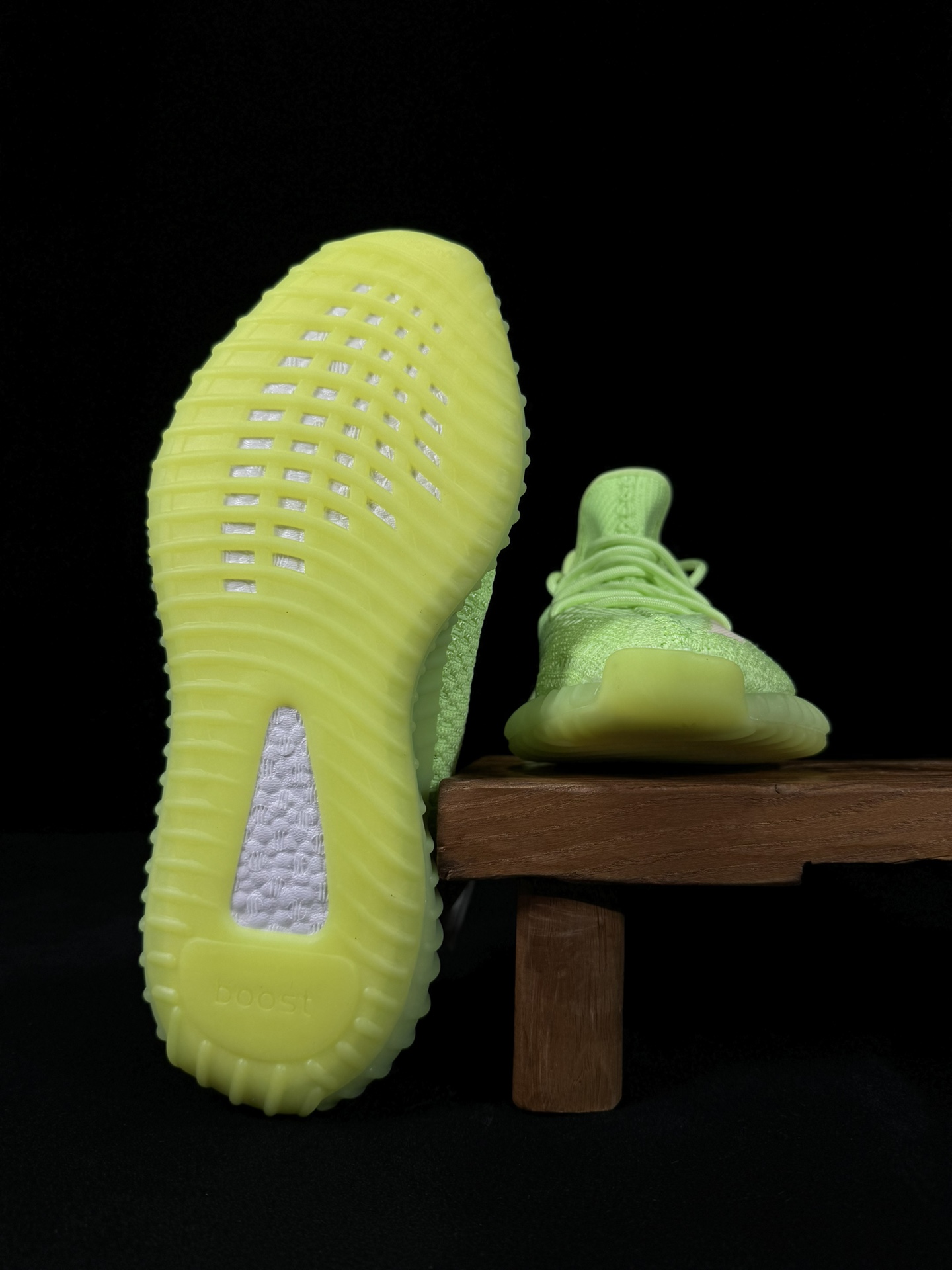 Yeezy350V2夜光绿！满天星市面椰子销量NO.1真遥遥领先！百万级销量最强性价比版本没有之一！7年