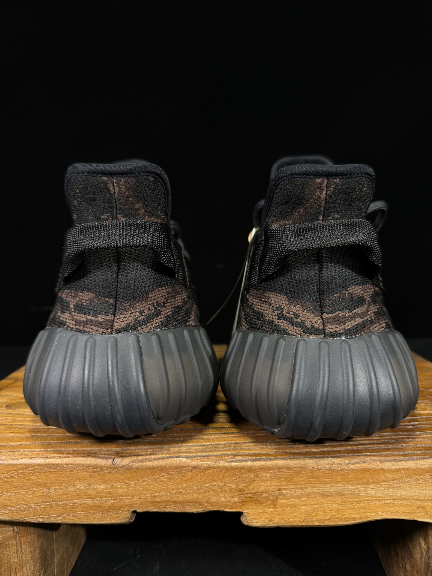 Yeezy350V2暗黑暴龙兽！满天星市面椰子销量NO.1真遥遥领先！百万级销量最强性价比版本没有之一！