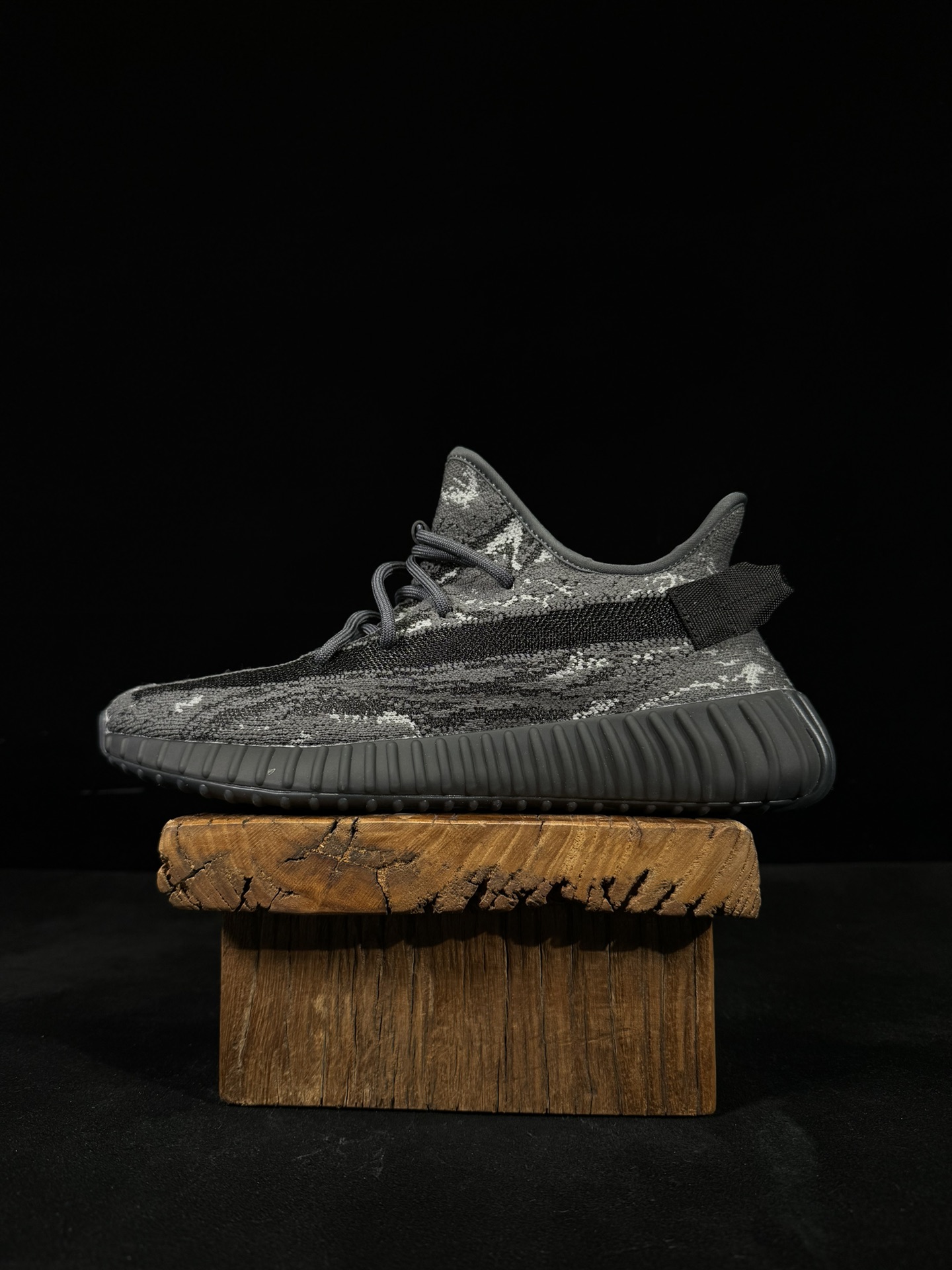 Yeezy350V2黑色暴龙兽！满天星市面椰子销量NO.1真遥遥领先！百万级销量最强性价比版本没有之一！