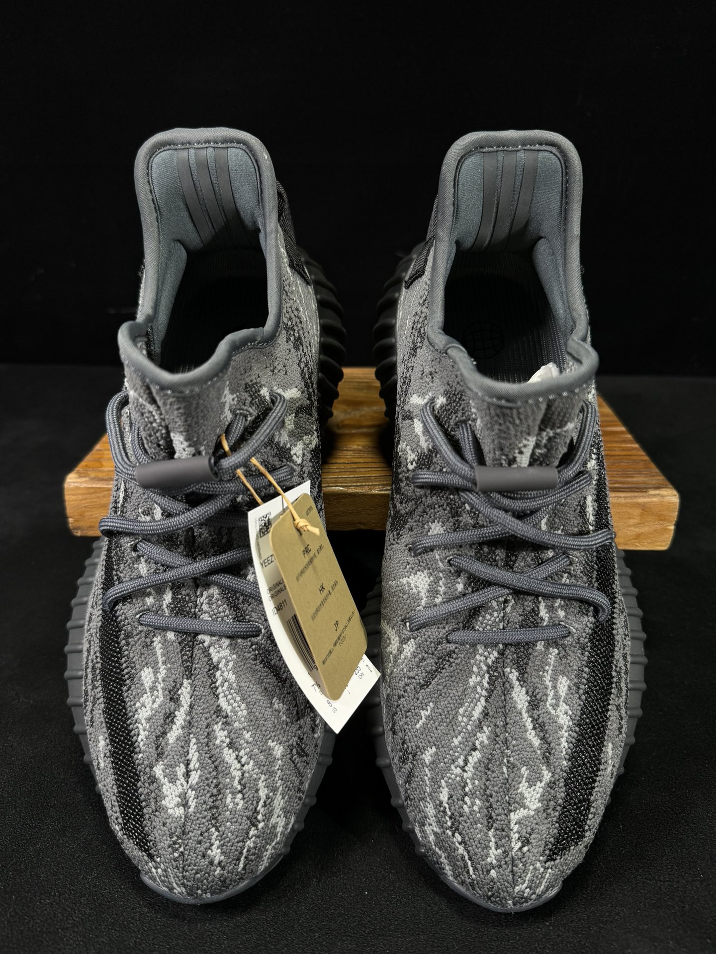 Yeezy350V2黑色暴龙兽！满天星市面椰子销量NO.1真遥遥领先！百万级销量最强性价比版本没有之一！