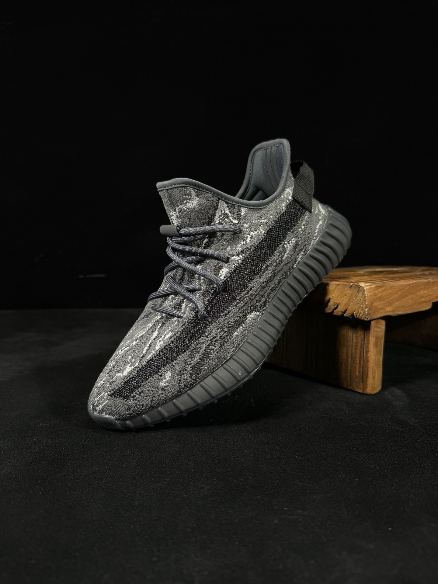 Yeezy350V2黑色暴龙兽！满天星市面椰子销量NO.1真遥遥领先！百万级销量最强性价比版本没有之一！