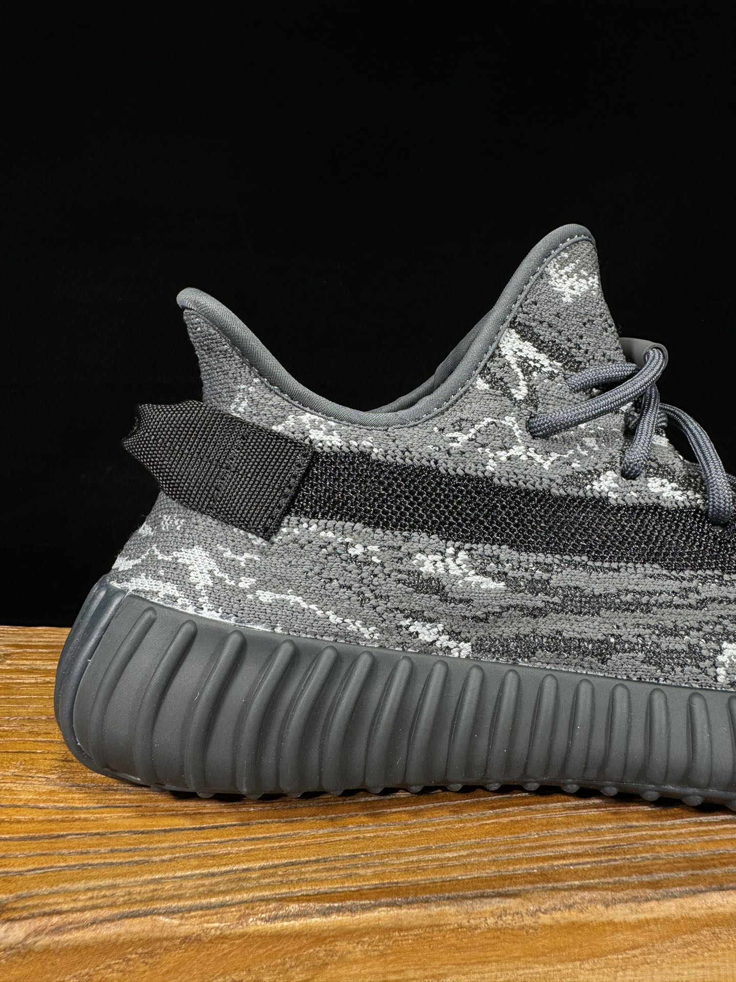 Yeezy350V2黑色暴龙兽！满天星市面椰子销量NO.1真遥遥领先！百万级销量最强性价比版本没有之一！