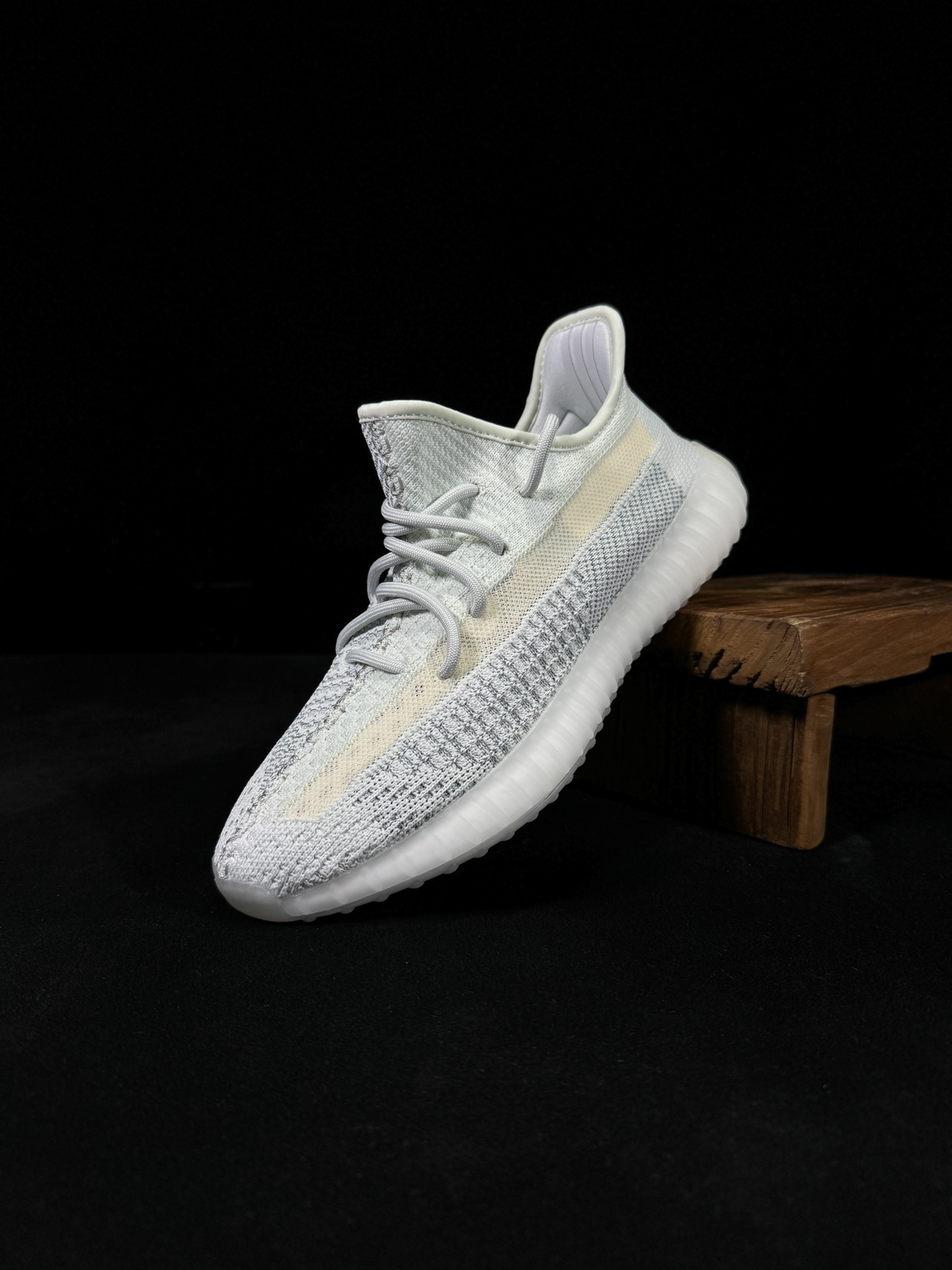 Yeezy350V2冰蓝满天星！满天星市面椰子销量NO.1真遥遥领先！百万级销量最强性价比版本没有之一！