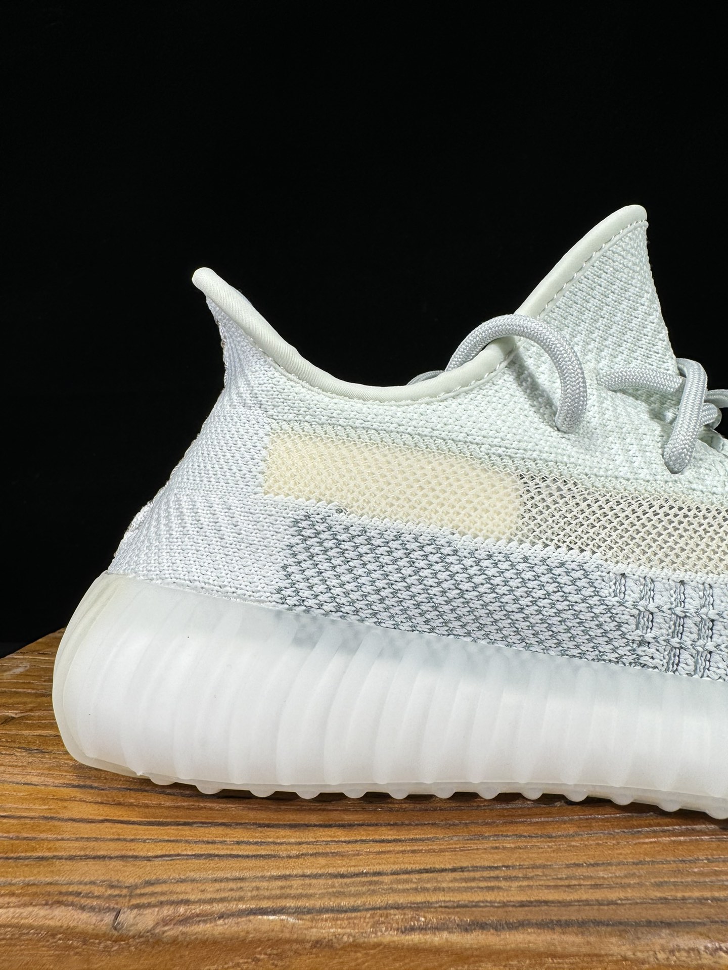 Yeezy350V2冰蓝满天星！满天星市面椰子销量NO.1真遥遥领先！百万级销量最强性价比版本没有之一！