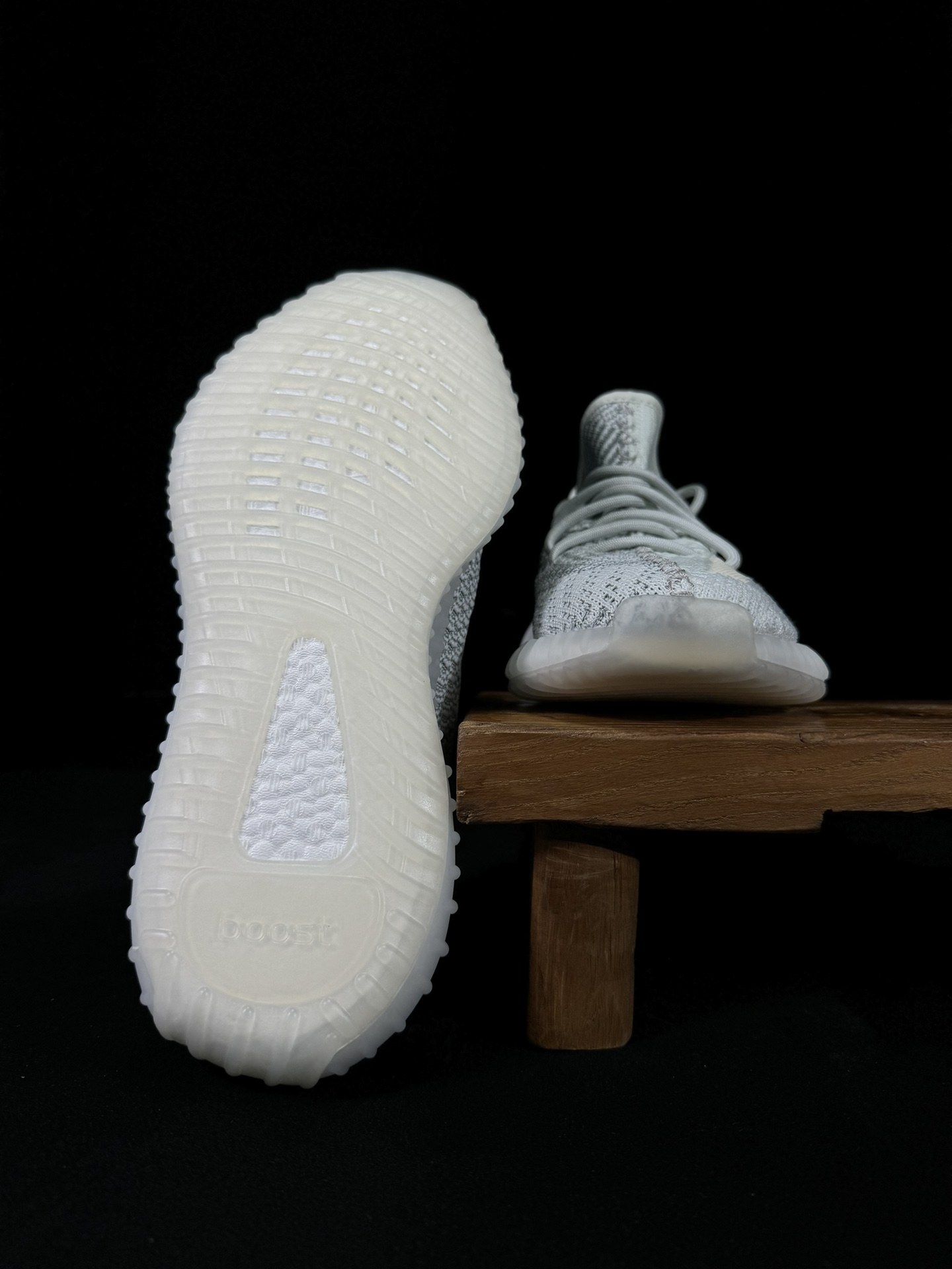 Yeezy350V2冰蓝满天星！满天星市面椰子销量NO.1真遥遥领先！百万级销量最强性价比版本没有之一！