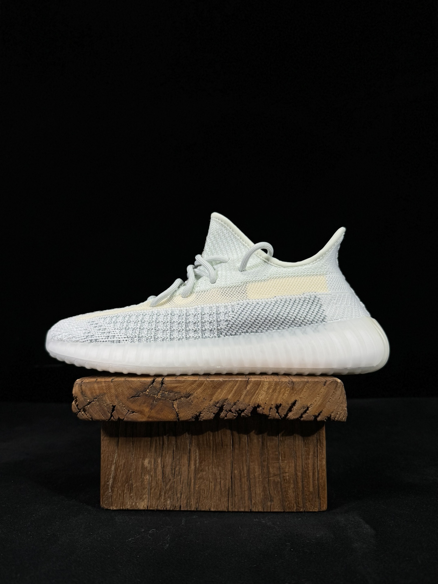 Yeezy350V2冰蓝满天星！满天星市面椰子销量NO.1真遥遥领先！百万级销量最强性价比版本没有之一！