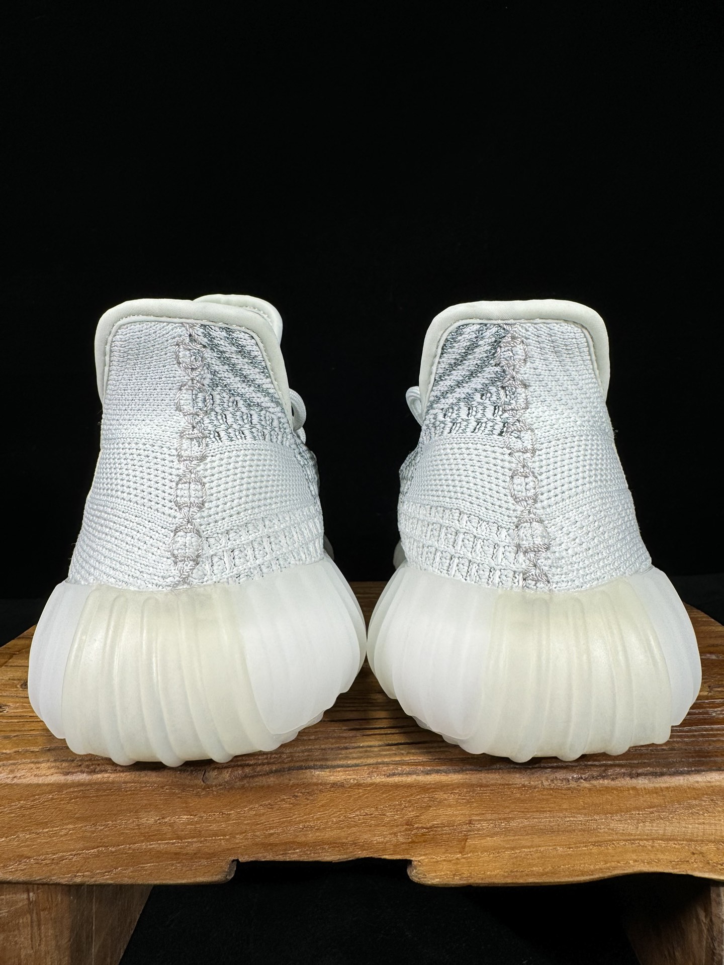 Yeezy350V2冰蓝满天星！满天星市面椰子销量NO.1真遥遥领先！百万级销量最强性价比版本没有之一！