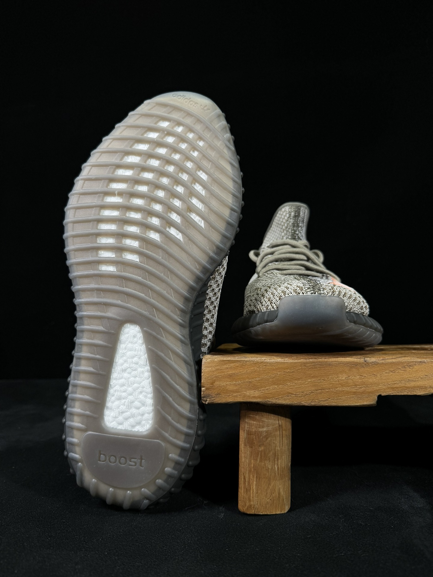 Yeezy350V2火山灰！满天星市面椰子销量NO.1真遥遥领先！百万级销量最强性价比版本没有之一！7年