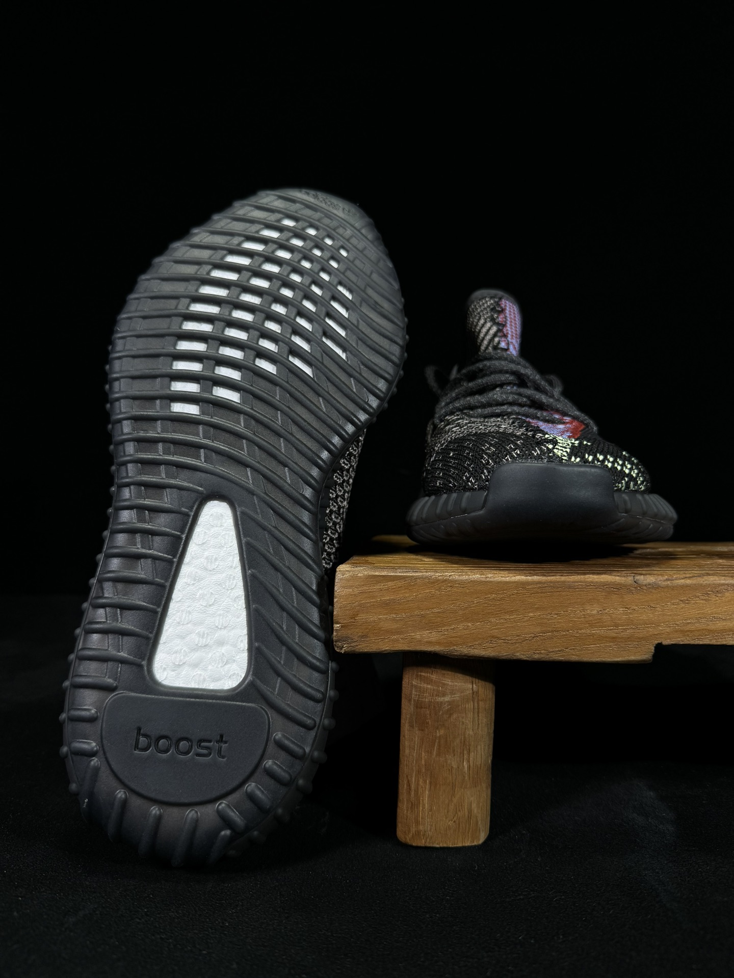 Yeezy350V2黑红满天星！满天星市面椰子销量NO.1真遥遥领先！百万级销量最强性价比版本没有之一！