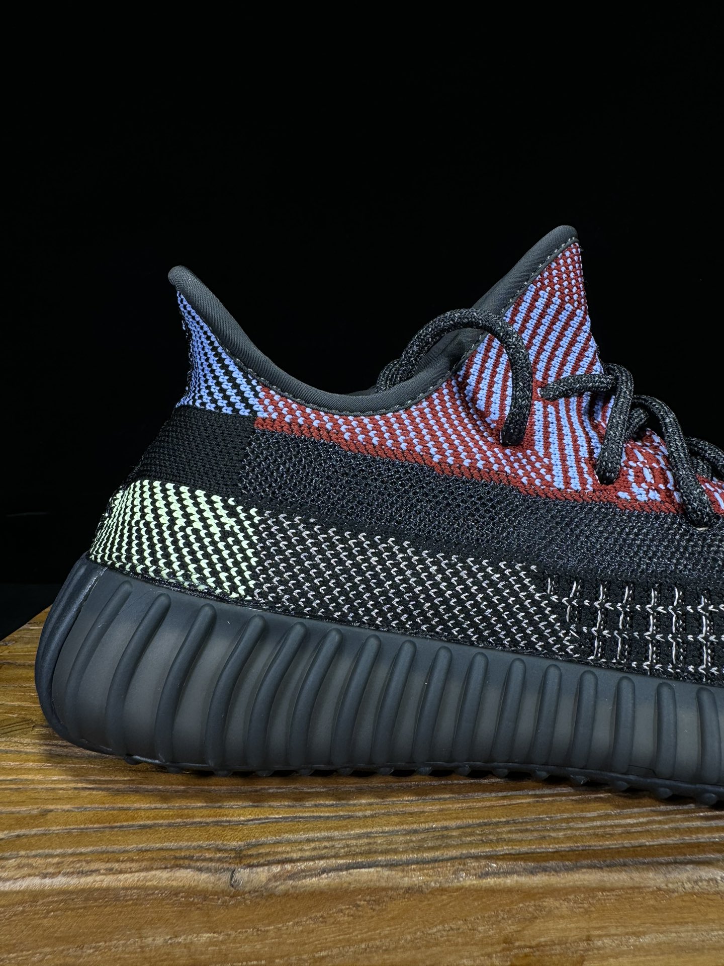 Yeezy350V2黑红满天星！满天星市面椰子销量NO.1真遥遥领先！百万级销量最强性价比版本没有之一！