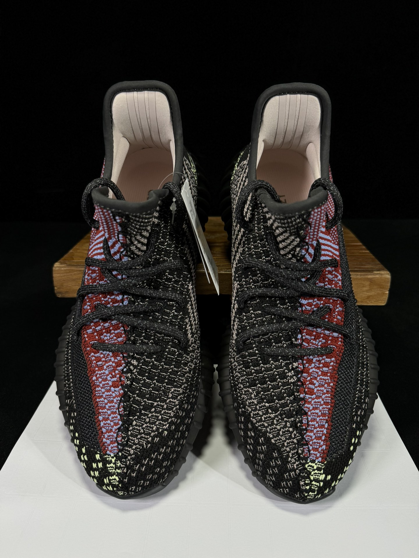 Yeezy350V2黑红满天星！满天星市面椰子销量NO.1真遥遥领先！百万级销量最强性价比版本没有之一！