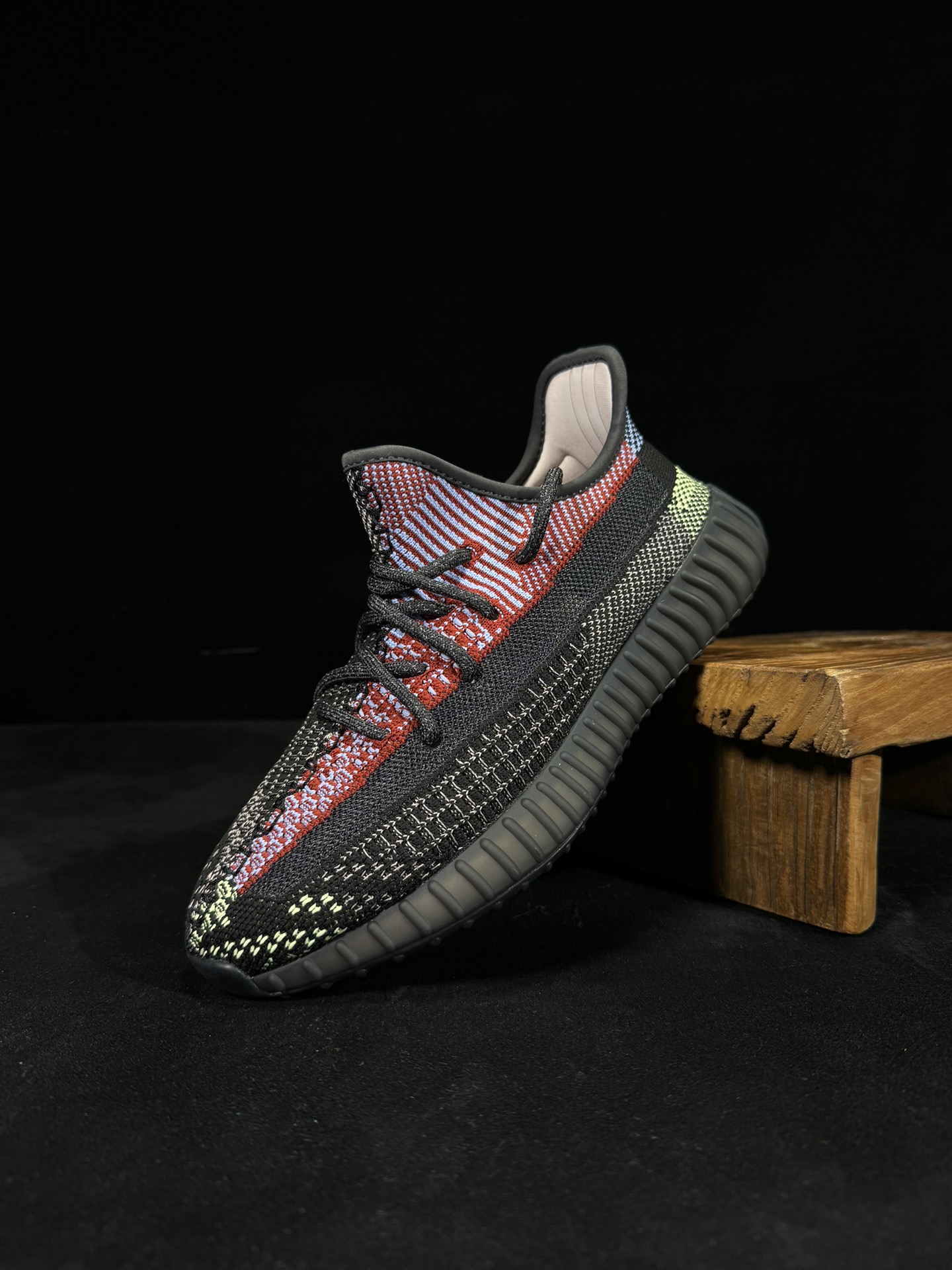 Yeezy350V2黑红满天星！满天星市面椰子销量NO.1真遥遥领先！百万级销量最强性价比版本没有之一！