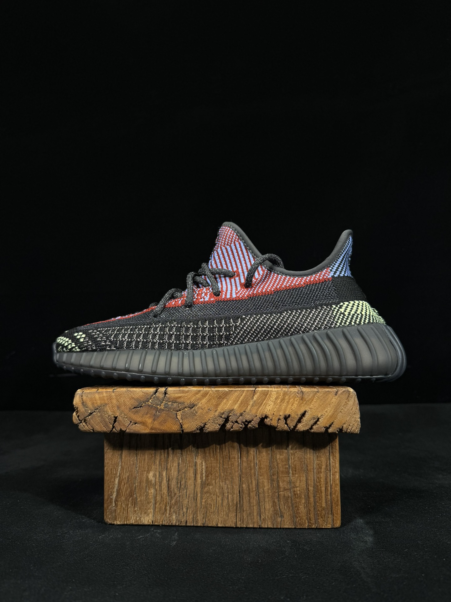 Yeezy350V2黑红满天星！满天星市面椰子销量NO.1真遥遥领先！百万级销量最强性价比版本没有之一！