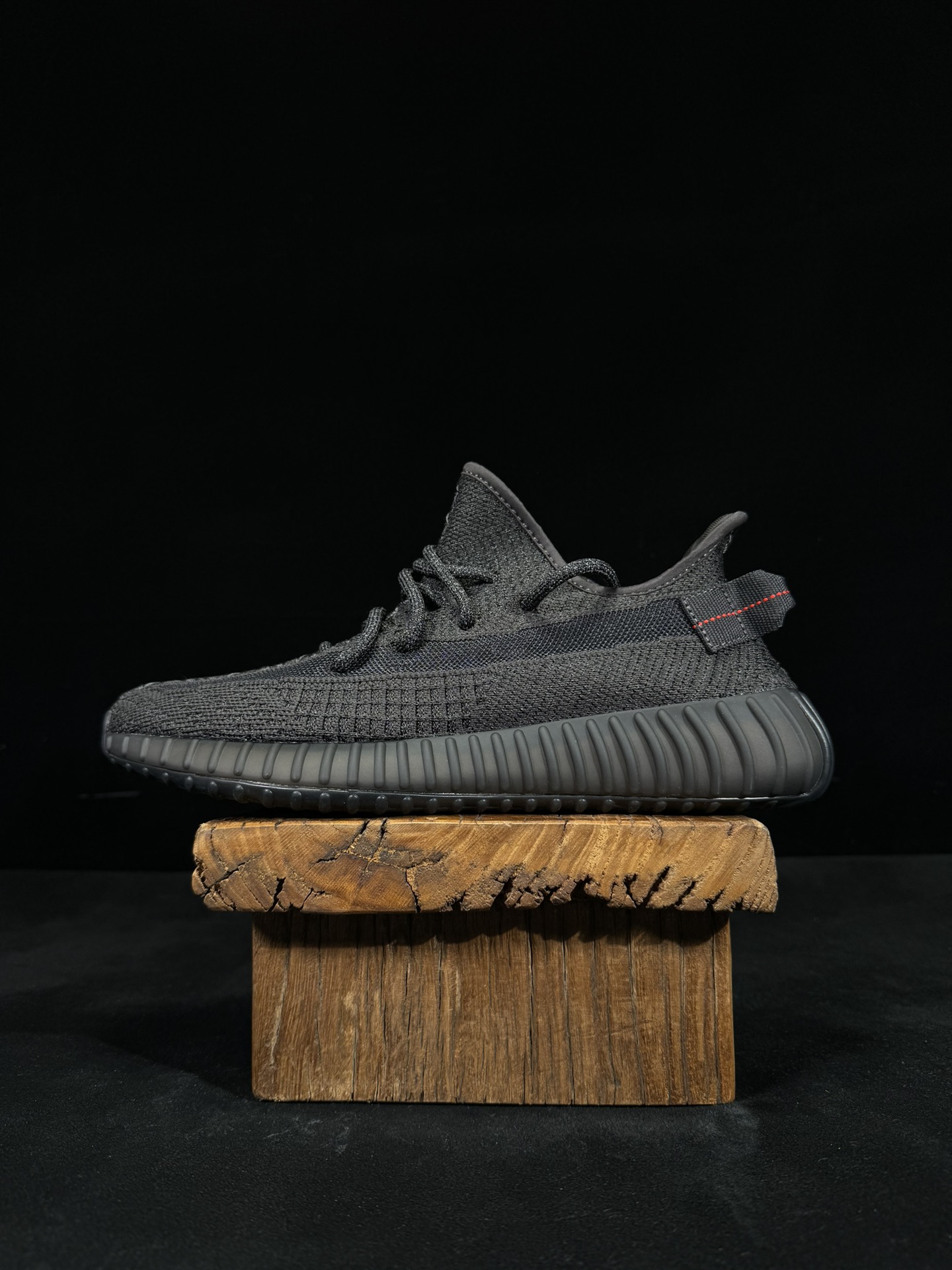 Yeezy350V2黑/满天星市面椰子销量NO.1真遥遥领先！百万级销量最强性价比版本没有之一！7年时间