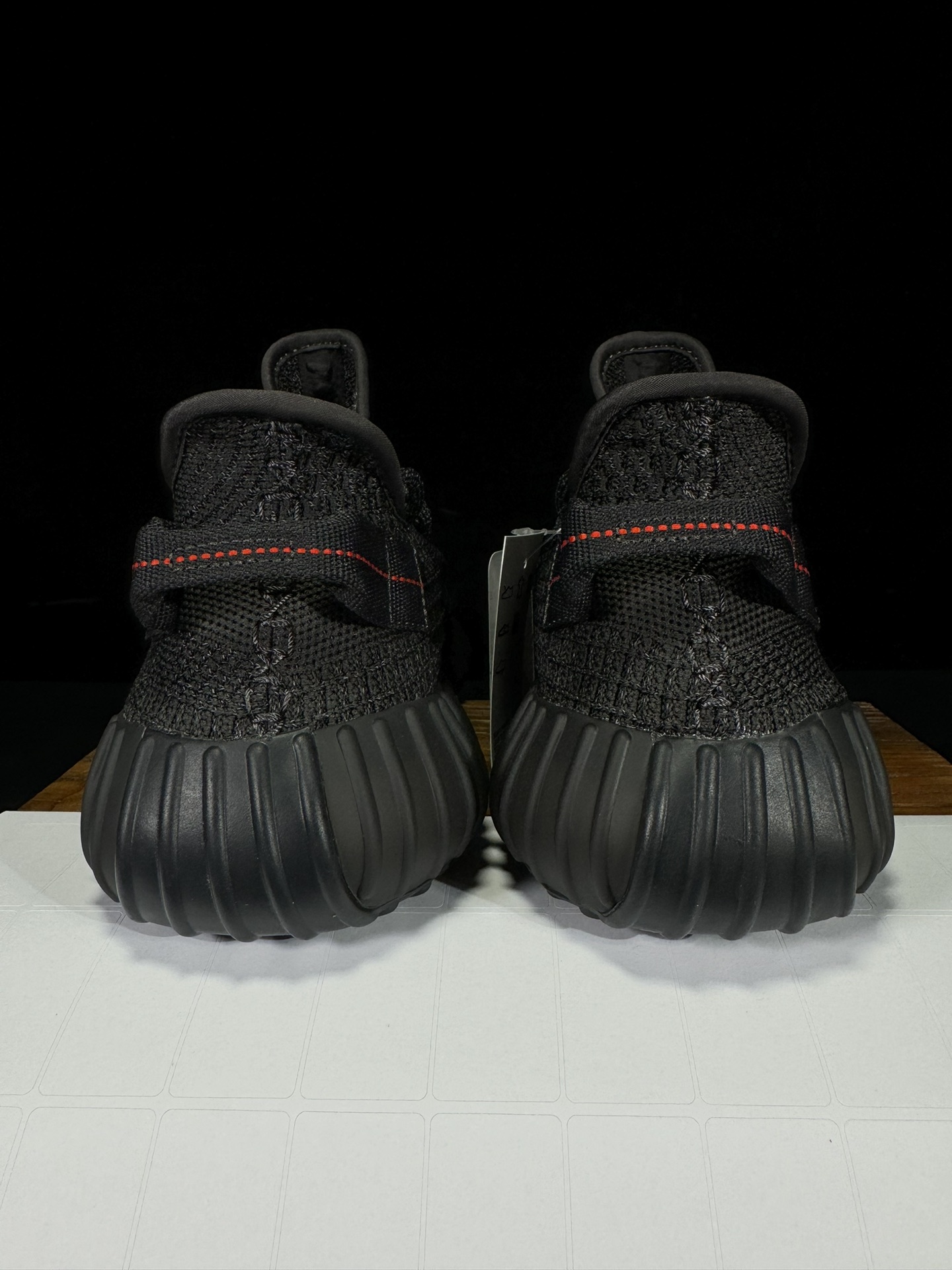 Yeezy350V2黑/满天星市面椰子销量NO.1真遥遥领先！百万级销量最强性价比版本没有之一！7年时间