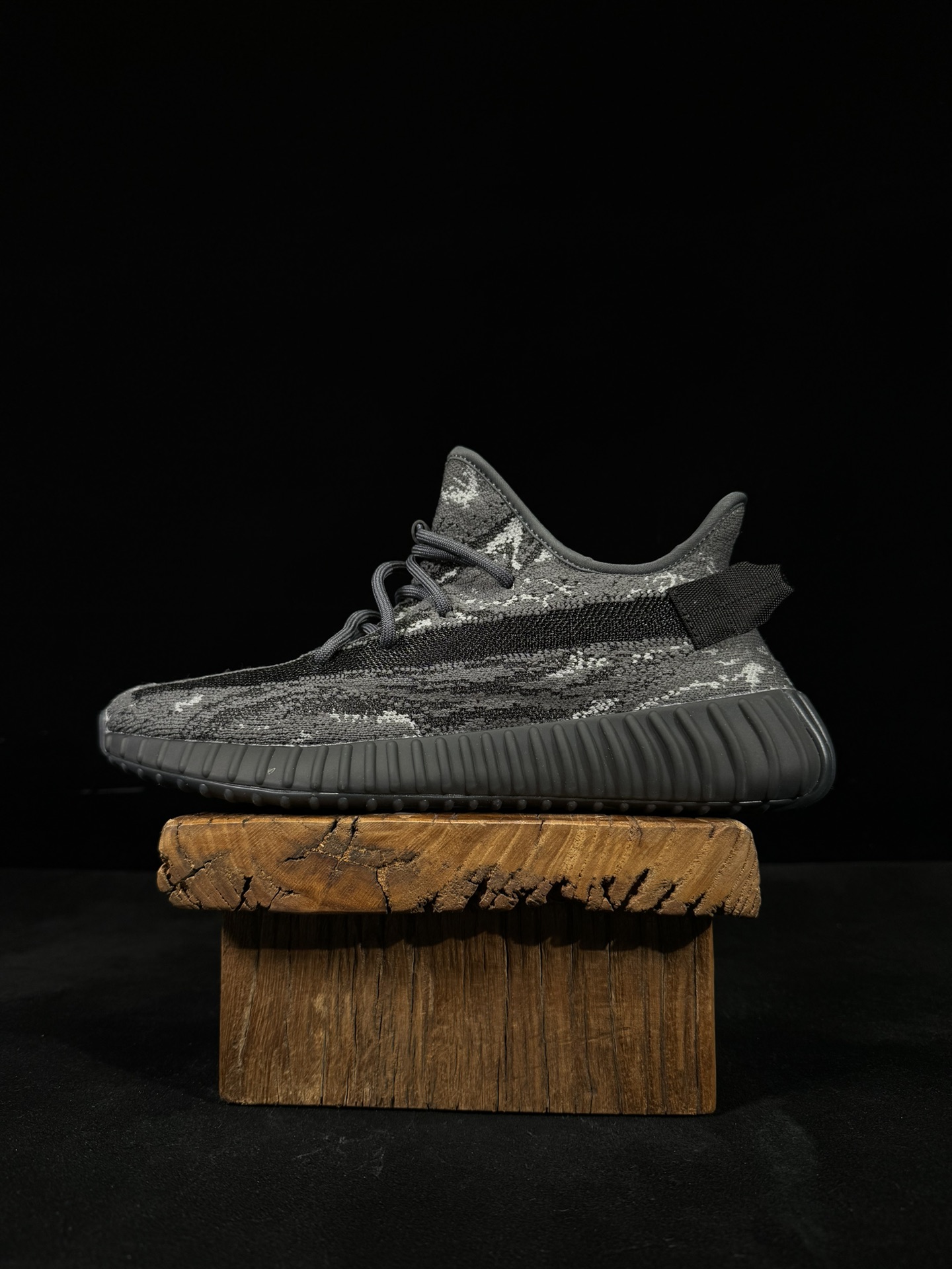 Yeezy 350V2 满天星 24个配色🈴
市面椰子销量NO.1 真遥遥领先!
百万级销量,最强性价比版本,没有之一!
7年时间检验过的销量王者,老卖家都知道!
懂货的看鞋型细节一眼便知,不用赘述!
品质和鞋型是基操,都是大家模仿的对象!
货量常年充足,基本从不断码!
尺码36-47带半码