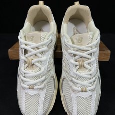 过验级 NB530 香槟金 历时两月重新开版 精准还原流线鞋型 ● 鞋头正确皮料区分市场软超纤 ●独家使用定型工艺 鞋型 过验级 NB530 香槟金 历时两月重新开版 精准还原流线鞋型 ● 鞋头正确皮料区分市场软超纤 ●独家使用定型工艺 鞋型