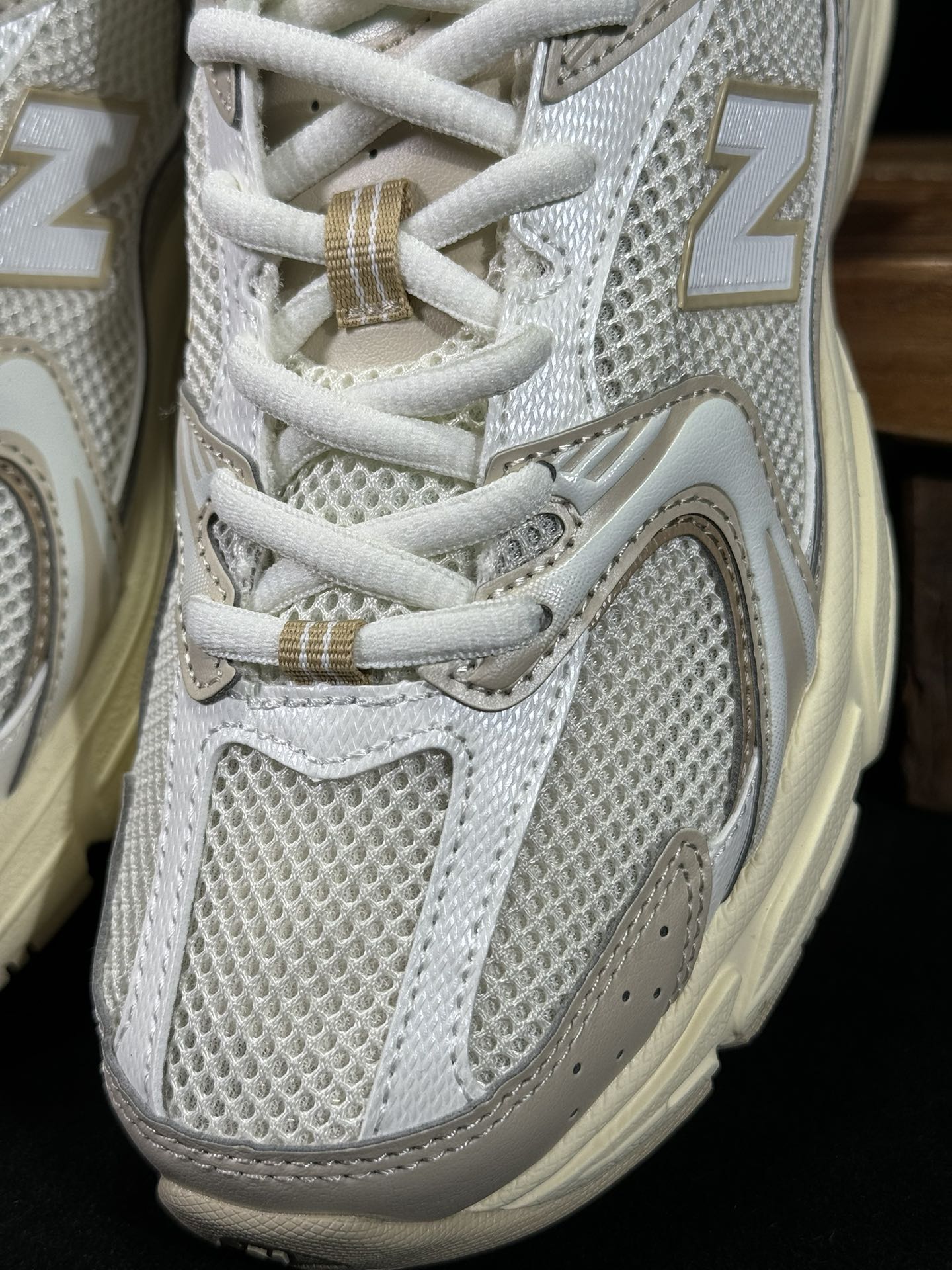 过验级 NB530 香槟金 历时两月重新开版 精准还原流线鞋型 ● 鞋头正确皮料区分市场软超纤 ●独家使用定型工艺 鞋型 过验级 NB530 香槟金 历时两月重新开版 精准还原流线鞋型 ● 鞋头正确皮料区分市场软超纤 ●独家使用定型工艺 鞋型
