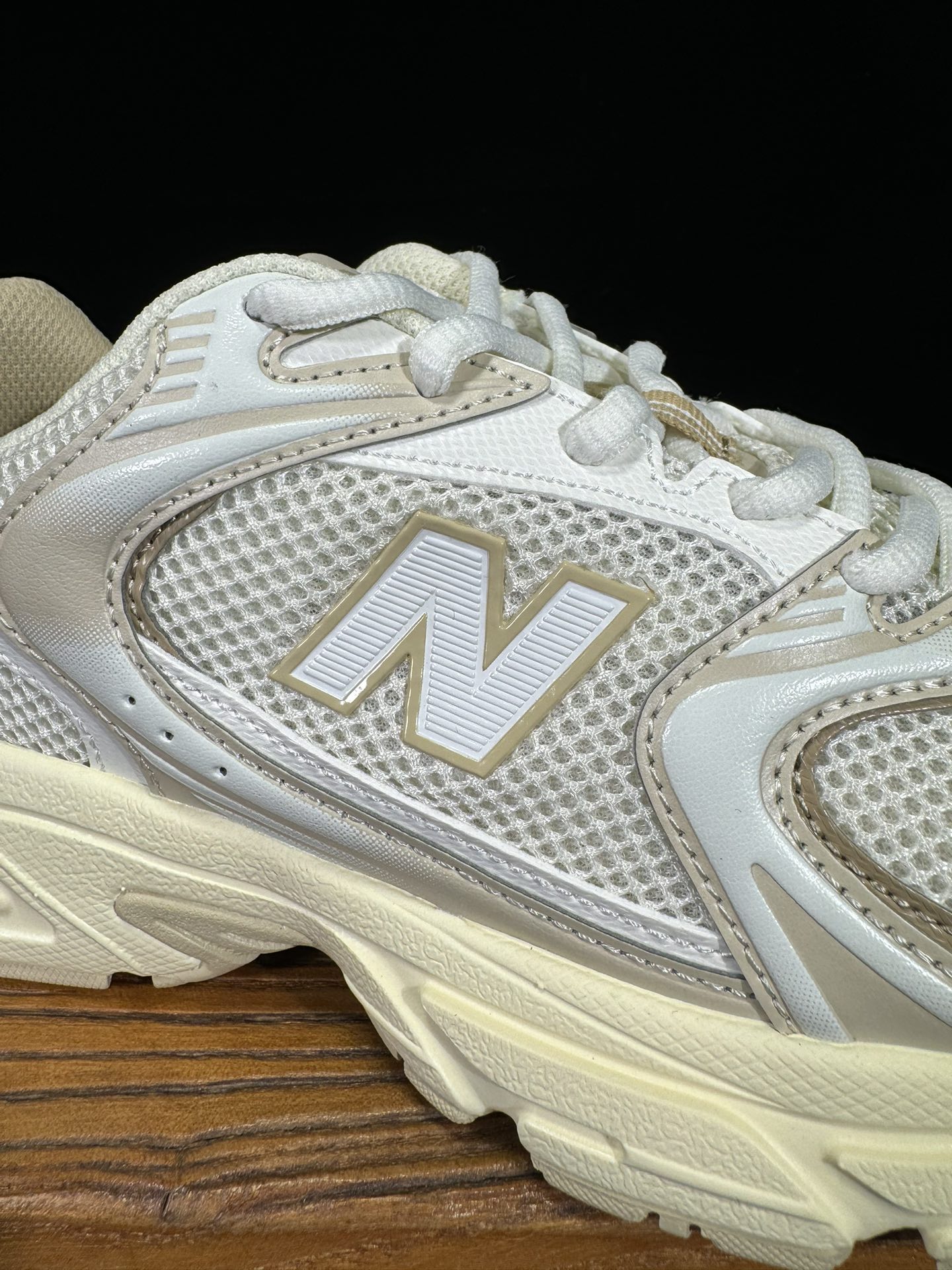 过验级 NB530 香槟金 历时两月重新开版 精准还原流线鞋型 ● 鞋头正确皮料区分市场软超纤 ●独家使用定型工艺 鞋型 过验级 NB530 香槟金 历时两月重新开版 精准还原流线鞋型 ● 鞋头正确皮料区分市场软超纤 ●独家使用定型工艺 鞋型