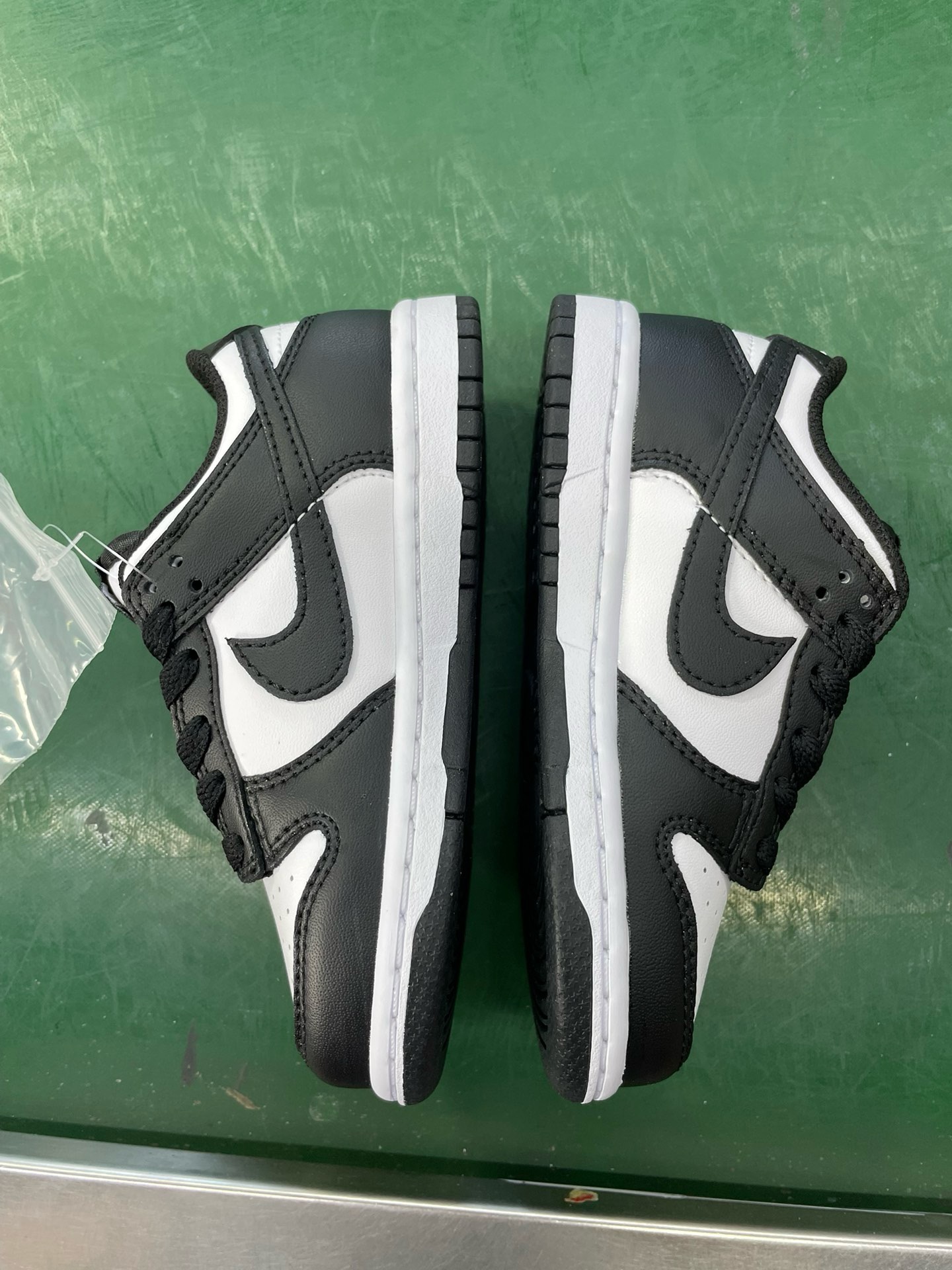 特价清货 🛑📣补货入仓！
童鞋dunk 黑白熊猫
C版大厂出品，比市面小厂童鞋品质好太多了！
尺码27.