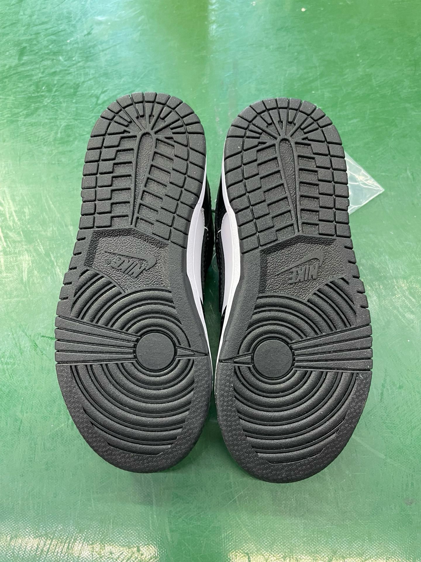 特价清货 🛑📣补货入仓！
童鞋dunk 黑白熊猫
C版大厂出品，比市面小厂童鞋品质好太多了！
尺码27.