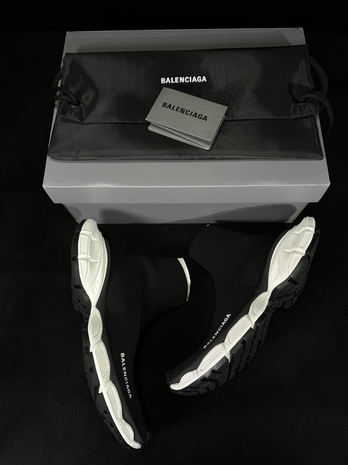 XL袜子鞋BALENCIAGA3XL巴黎世家袜子鞋复古休闲运动鞋系列推出探索时尚界对于原创与挪用的概念以