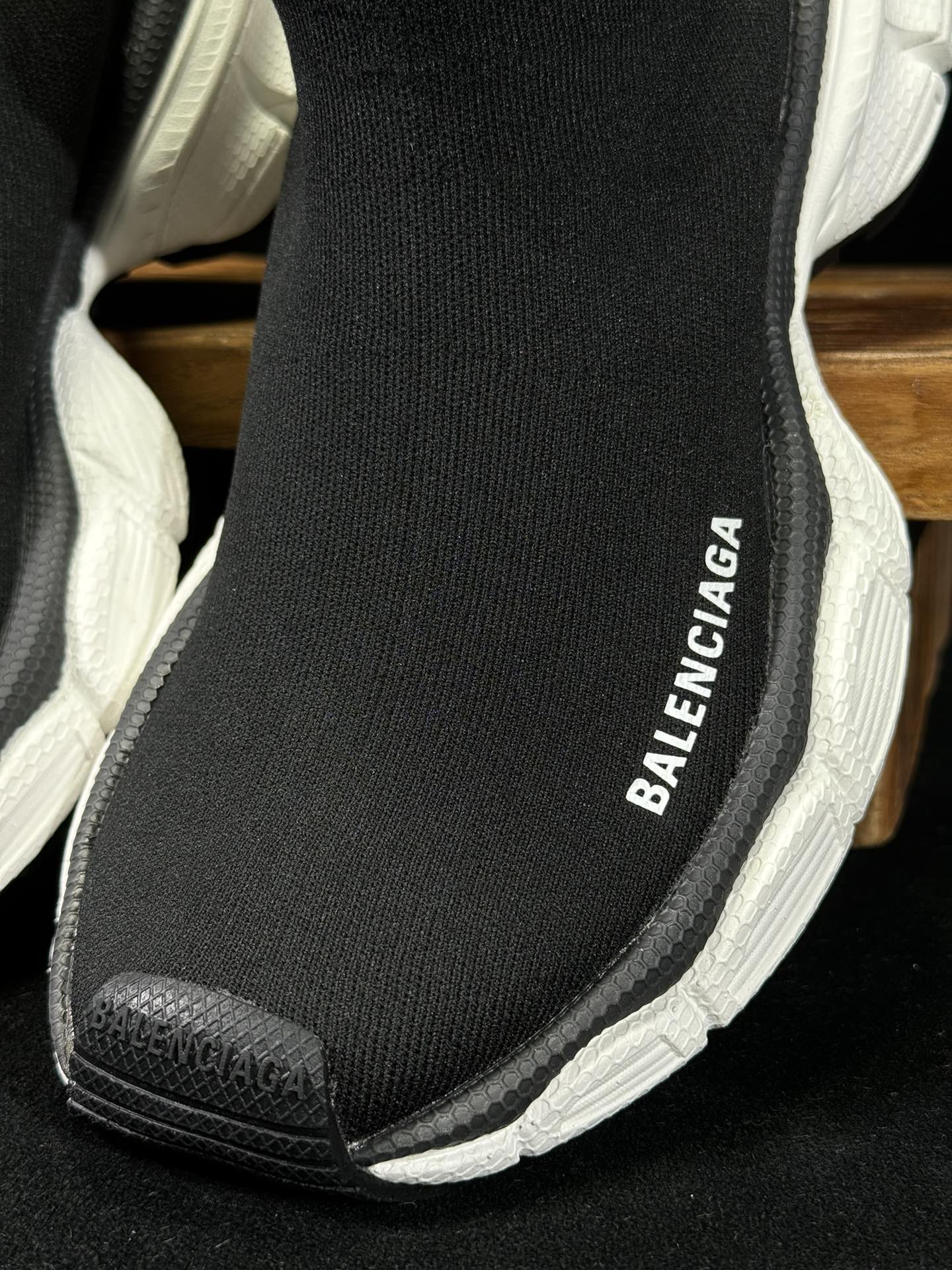 XL袜子鞋BALENCIAGA3XL巴黎世家袜子鞋复古休闲运动鞋系列推出探索时尚界对于原创与挪用的概念以