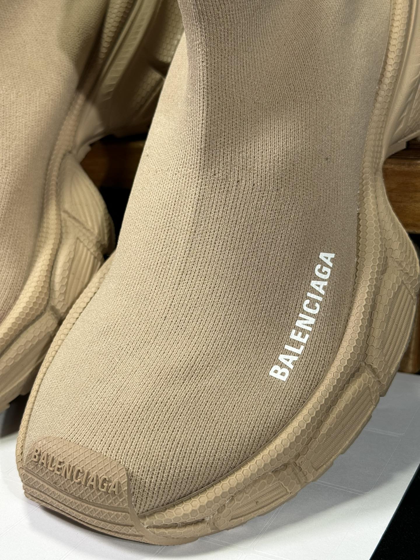 XL袜子鞋BALENCIAGA3XL巴黎世家袜子鞋复古休闲运动鞋系列推出探索时尚界对于原创与挪用的概念以