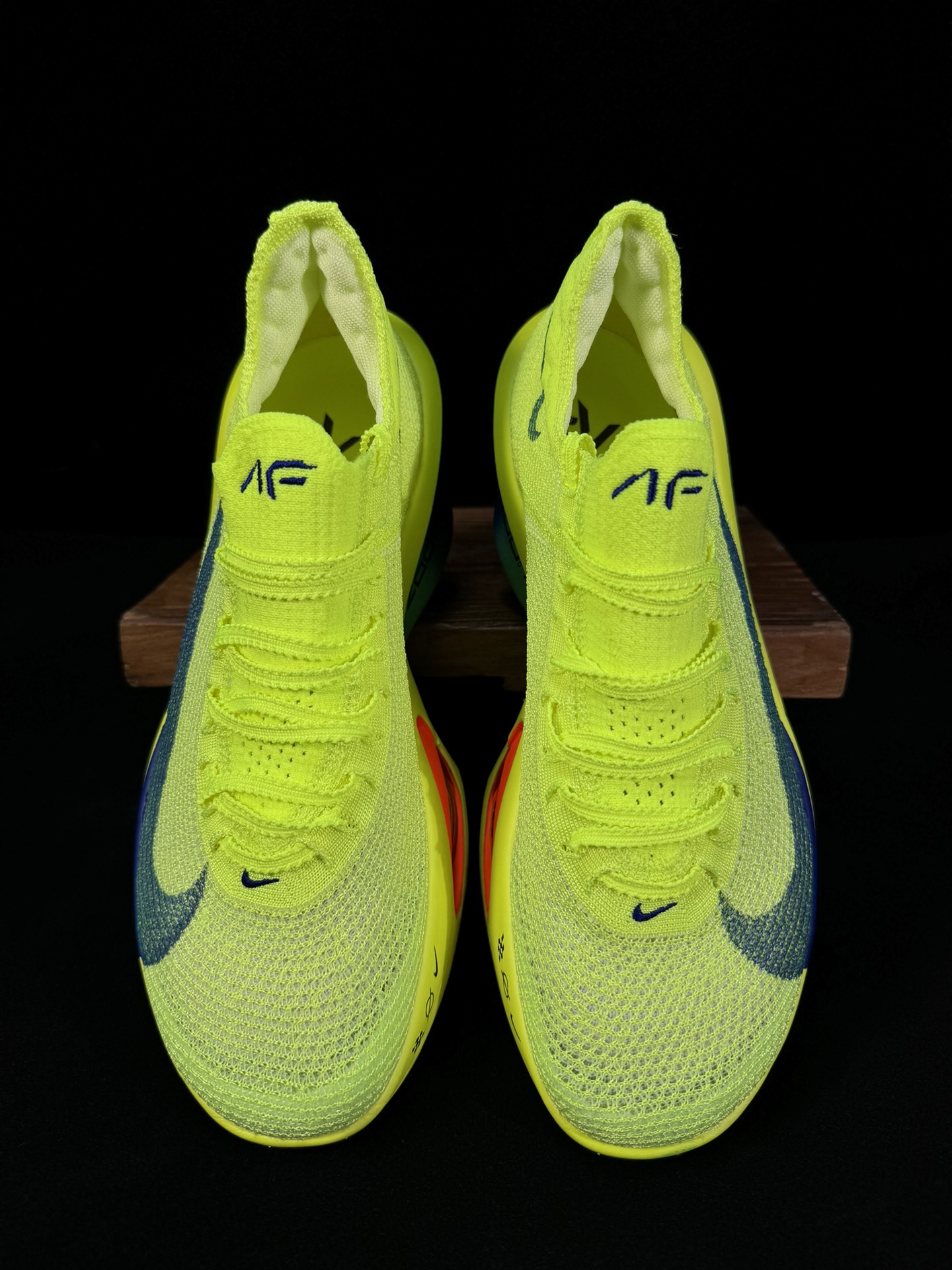 年最新超级马拉松跑鞋！NKAlphafly3黄色两个Airzoom缓震配置全掌碳板！中底ZoomX泡绵从