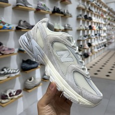 过验级 NB530 米粉 历时两月重新开版 精准还原流线鞋型 ● 鞋头正确皮料区分市场软超纤 ●独家使用定型工艺 鞋型还 过验级 NB530 米粉 历时两月重新开版 精准还原流线鞋型 ● 鞋头正确皮料区分市场软超纤 ●独家使用定型工艺 鞋型还