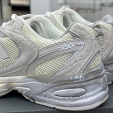 过验级 NB530 米粉 历时两月重新开版 精准还原流线鞋型 ● 鞋头正确皮料区分市场软超纤 ●独家使用定型工艺 鞋型还 过验级 NB530 米粉 历时两月重新开版 精准还原流线鞋型 ● 鞋头正确皮料区分市场软超纤 ●独家使用定型工艺 鞋型还