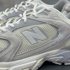 过验级 NB530 米粉 历时两月重新开版 精准还原流线鞋型 ● 鞋头正确皮料区分市场软超纤 ●独家使用定型工艺 鞋型还 过验级 NB530 米粉 历时两月重新开版 精准还原流线鞋型 ● 鞋头正确皮料区分市场软超纤 ●独家使用定型工艺 鞋型还