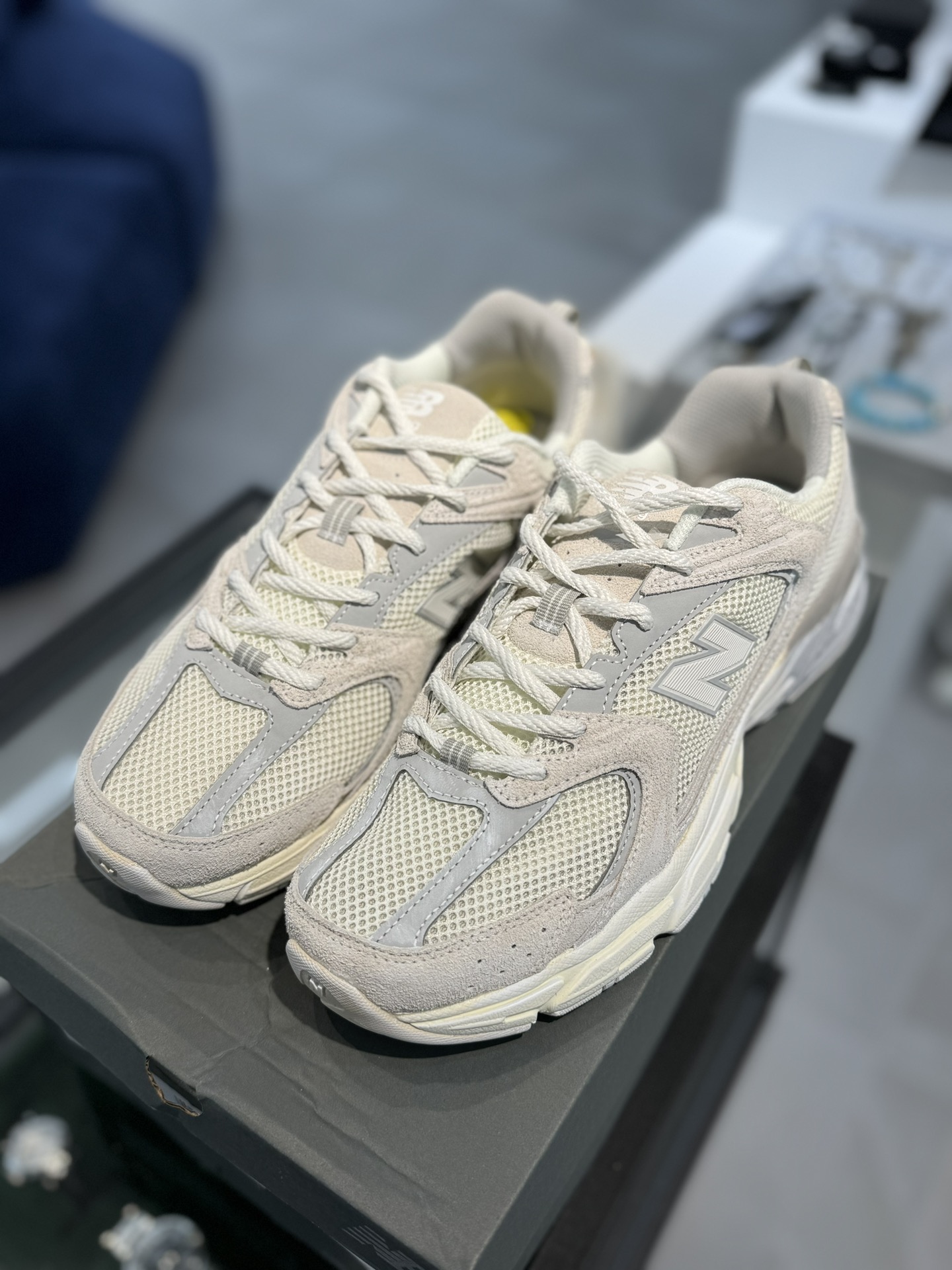 过验级 NB530 米粉 历时两月重新开版 精准还原流线鞋型 ● 鞋头正确皮料区分市场软超纤 ●独家使用定型工艺 鞋型还 过验级 NB530 米粉 历时两月重新开版 精准还原流线鞋型 ● 鞋头正确皮料区分市场软超纤 ●独家使用定型工艺 鞋型还