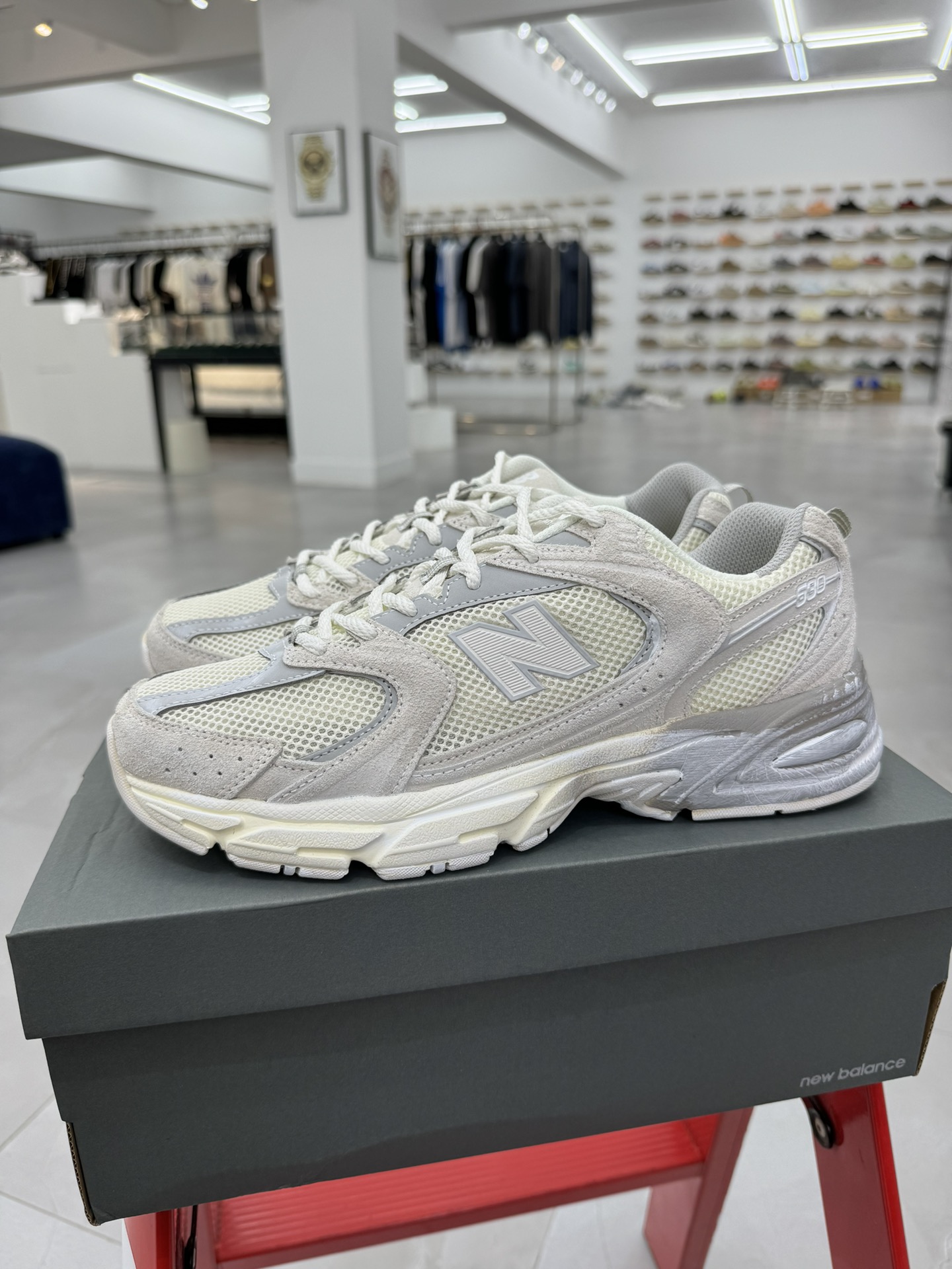 过验级 NB530 米粉 历时两月重新开版 精准还原流线鞋型 ● 鞋头正确皮料区分市场软超纤 ●独家使用定型工艺 鞋型还