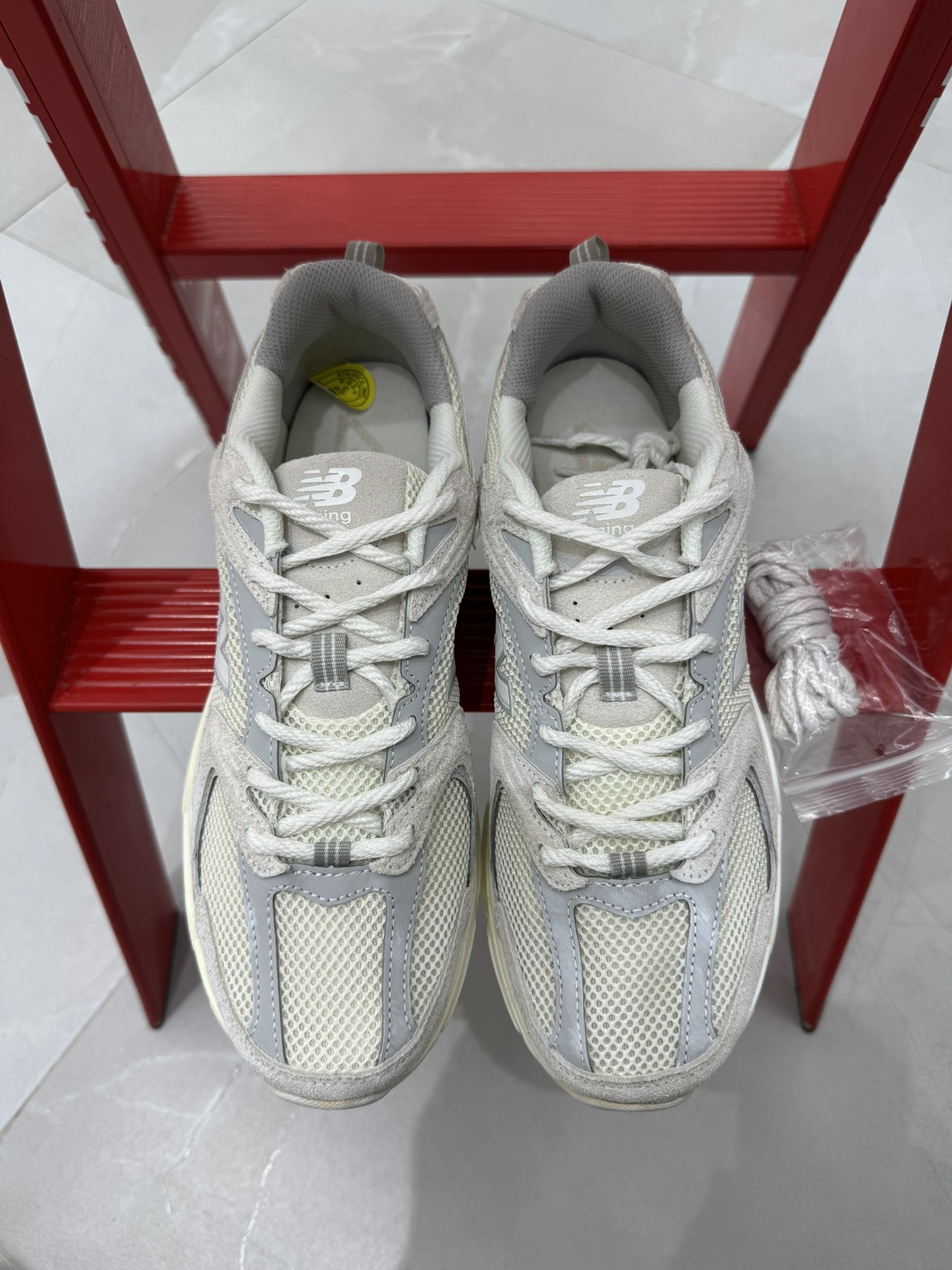过验级 NB530 米粉 历时两月重新开版 精准还原流线鞋型 ● 鞋头正确皮料区分市场软超纤 ●独家使用定型工艺 鞋型还 过验级 NB530 米粉 历时两月重新开版 精准还原流线鞋型 ● 鞋头正确皮料区分市场软超纤 ●独家使用定型工艺 鞋型还