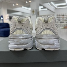 过验级 NB530 米粉 历时两月重新开版 精准还原流线鞋型 ● 鞋头正确皮料区分市场软超纤 ●独家使用定型工艺 鞋型还 过验级 NB530 米粉 历时两月重新开版 精准还原流线鞋型 ● 鞋头正确皮料区分市场软超纤 ●独家使用定型工艺 鞋型还