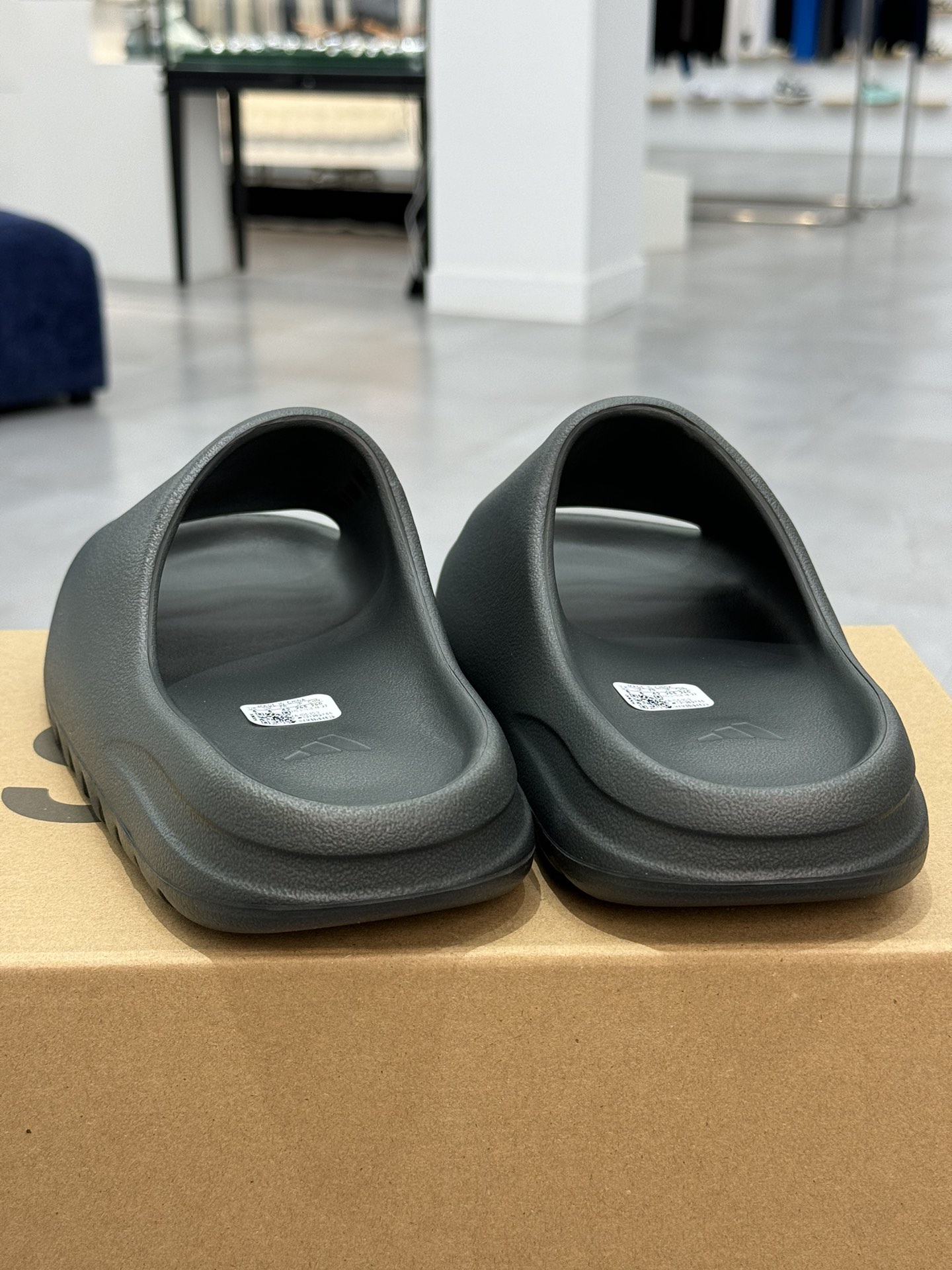 
椰子拖鞋黑色（雾面）ID5103
顶级用料无任何异味和多余毛边！
品质拉满价格拉到底！
尺码：37 3