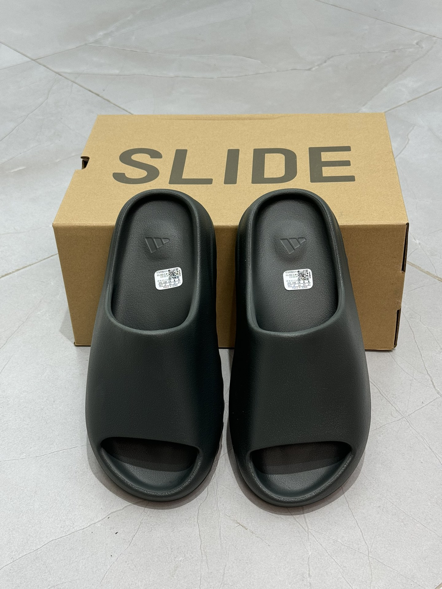 
椰子拖鞋黑色（雾面）ID5103
顶级用料无任何异味和多余毛边！
品质拉满价格拉到底！
尺码：37 3