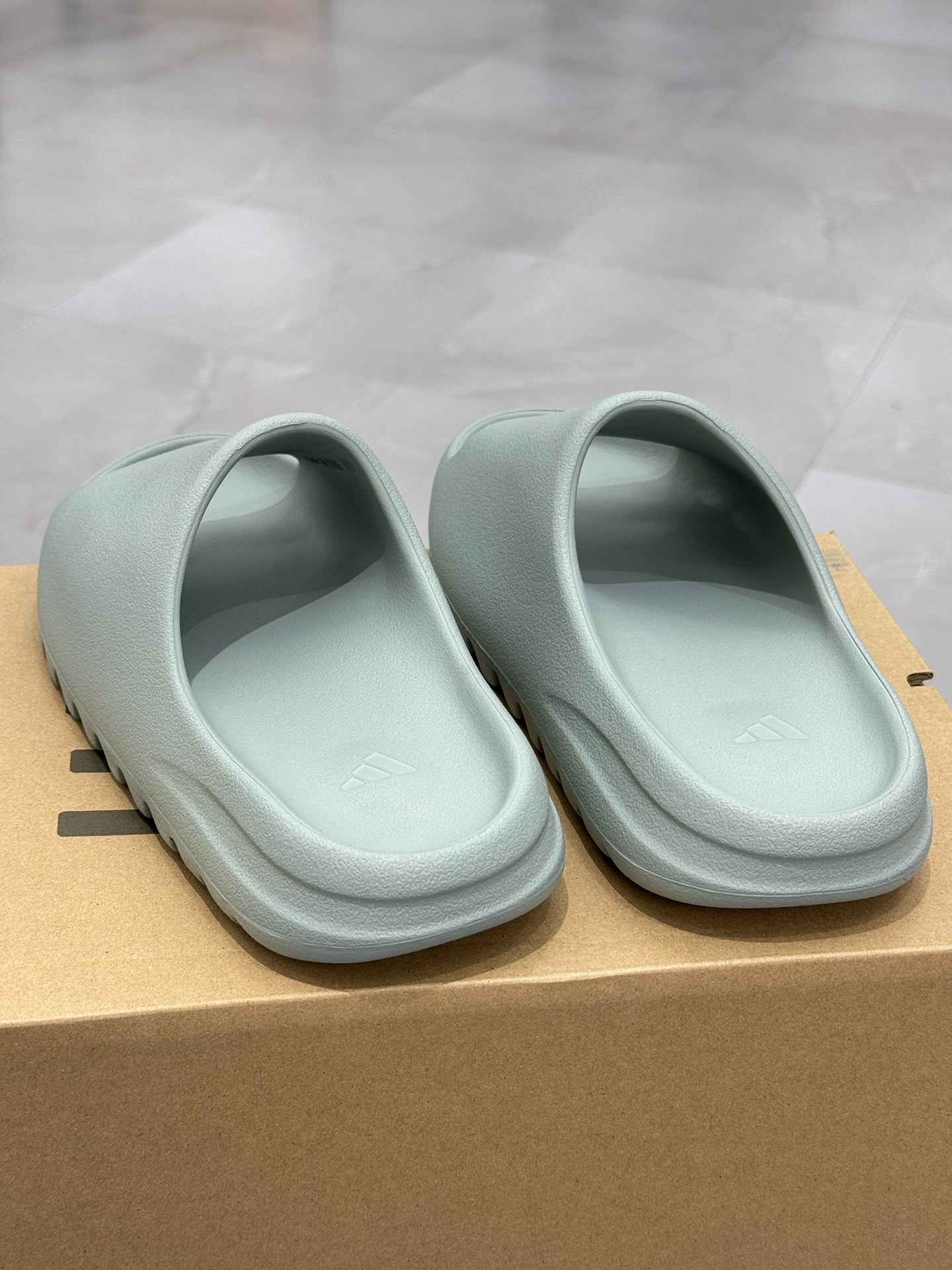 
 椰子拖鞋绿色（雾面）ID5480
顶级用料无任何异味和多余毛边！
品质拉满价格拉到底！
尺码：37 