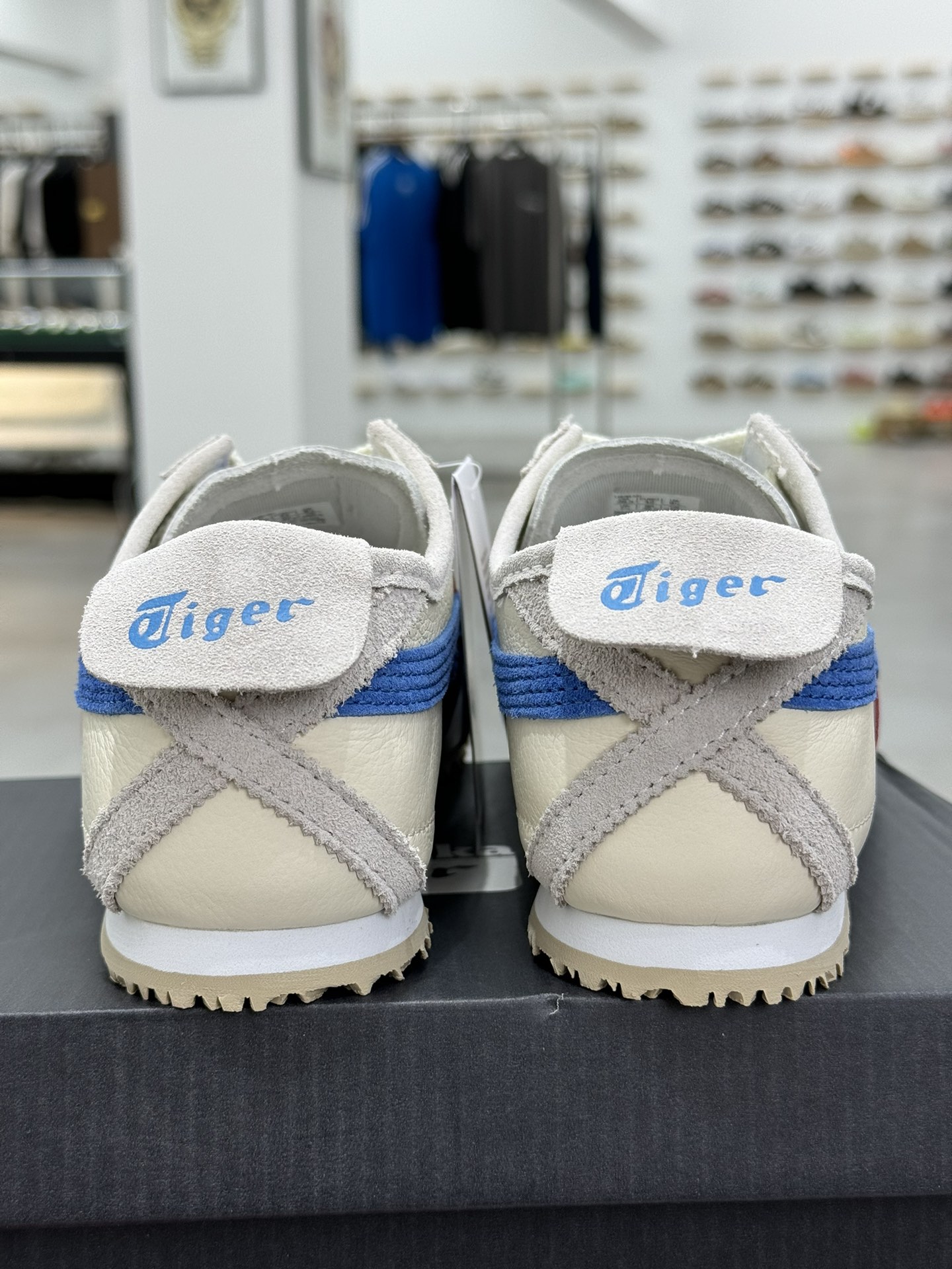 
PK版出货！顶级头层，最强品质！
鬼冢虎 巴斯光年 白蓝红
ASICS Tiger  Mexico 6