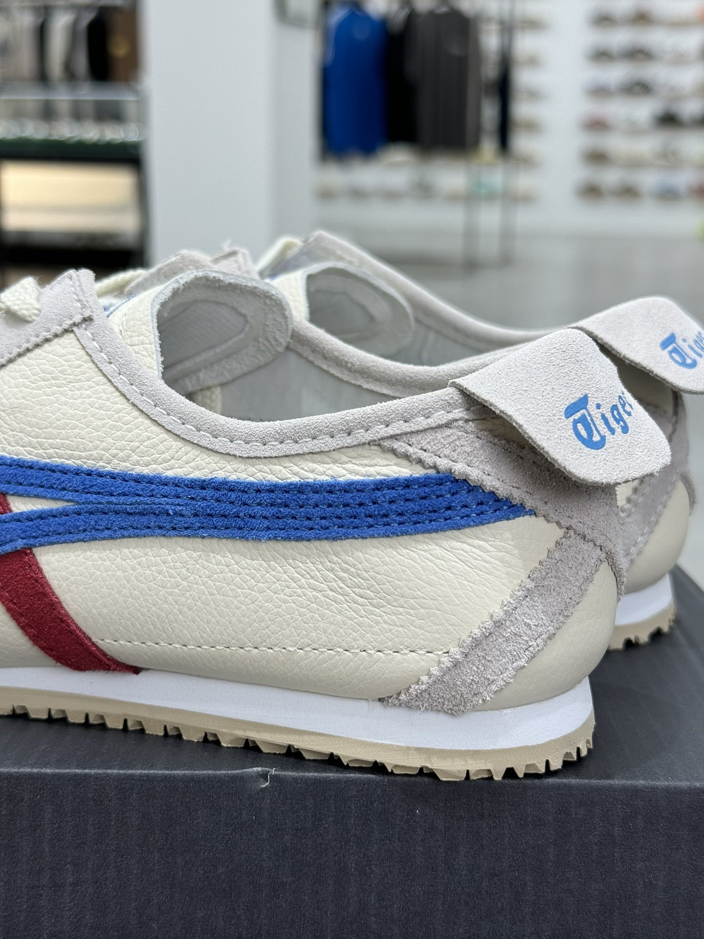 
PK版出货！顶级头层，最强品质！
鬼冢虎 巴斯光年 白蓝红
ASICS Tiger  Mexico 6