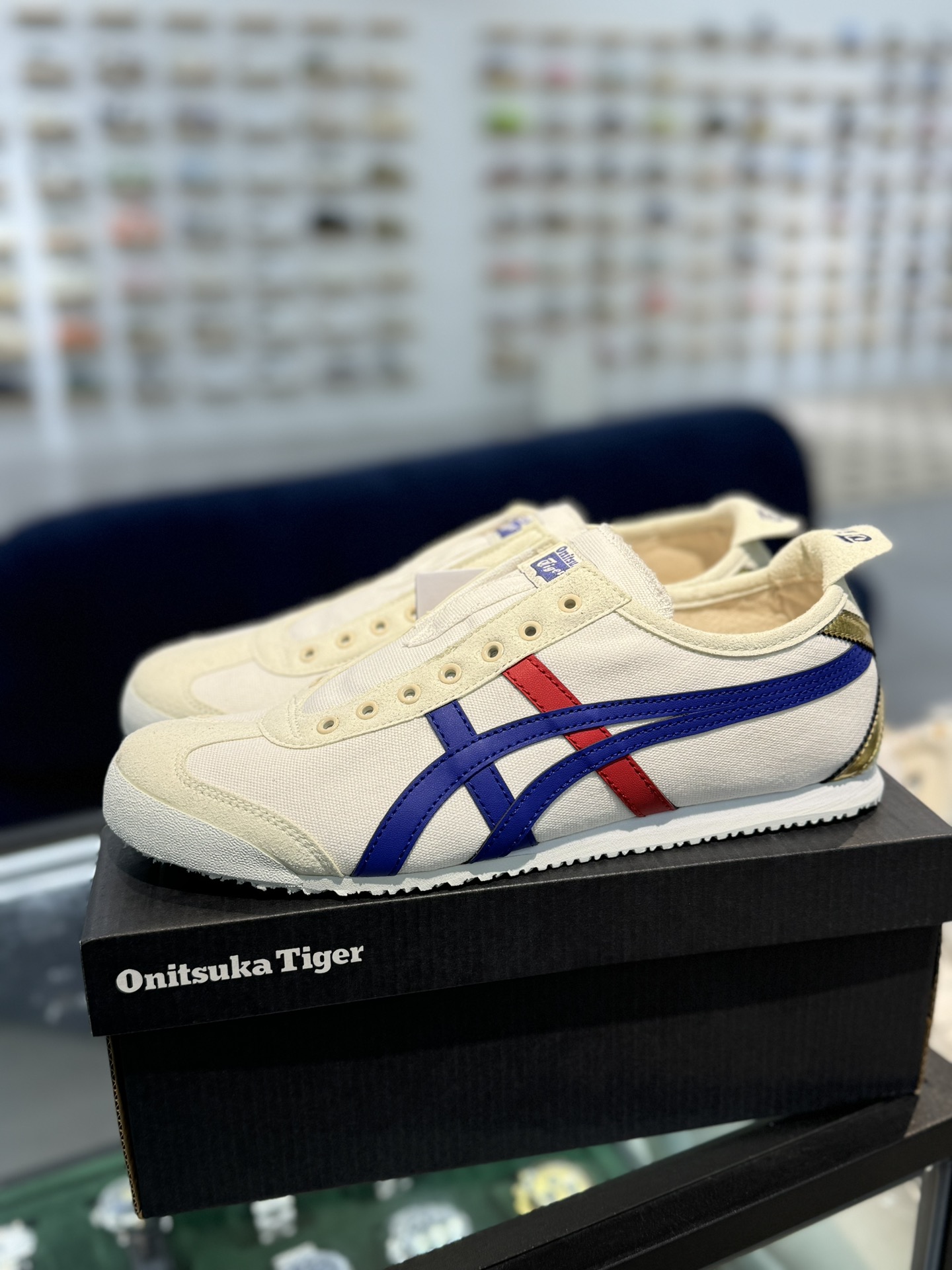 
PK版出货！纯原大厂最强品质！
鬼冢虎 帆布面白烫金
ASICS Tiger  Mexico 66 牛
