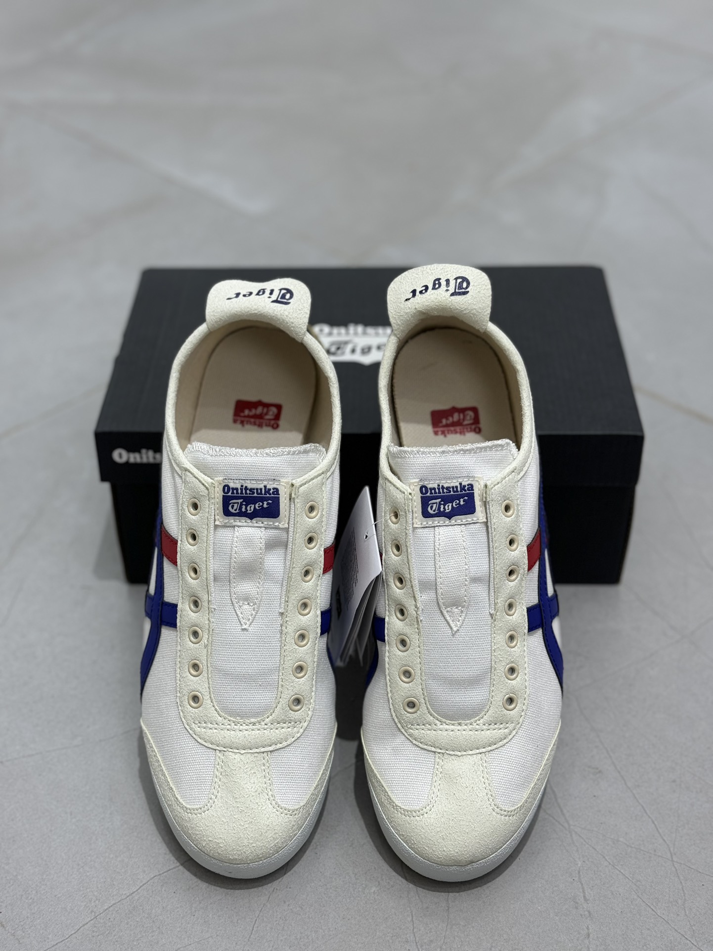 
PK版出货！纯原大厂最强品质！
鬼冢虎 帆布面白烫金
ASICS Tiger  Mexico 66 牛